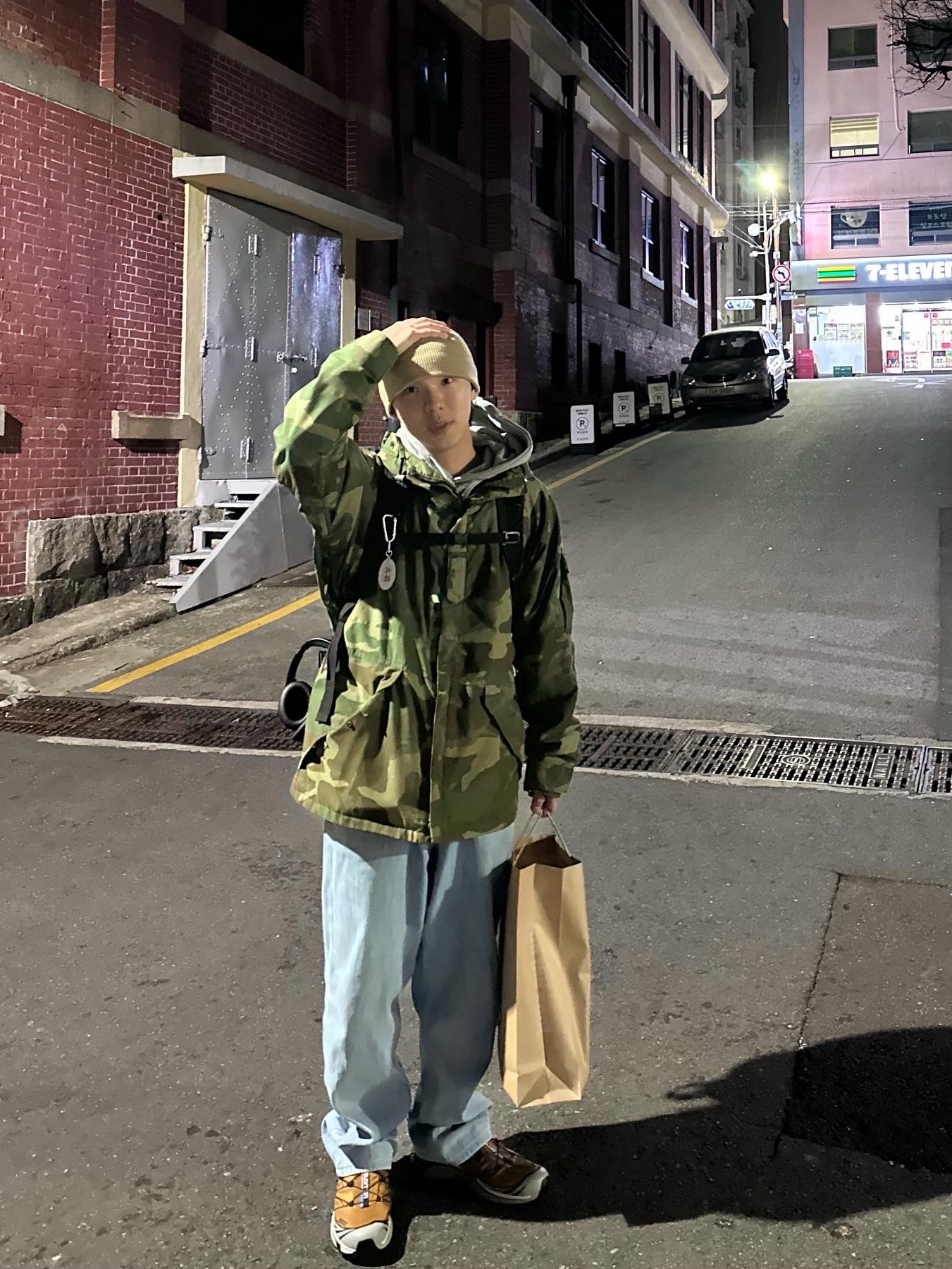 Salomon x And Wander XT-6 Golden Oak, BOSE QC45 Triple Black (Korean Ver.) 착용 스타일 - 1