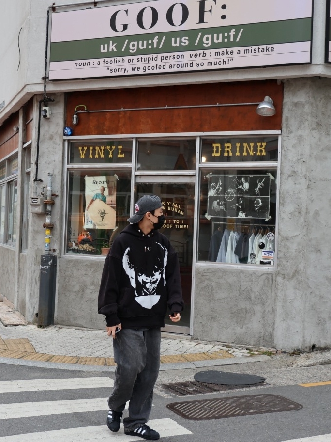 Adidas Superstar Core Black White 착용 스타일 - 2