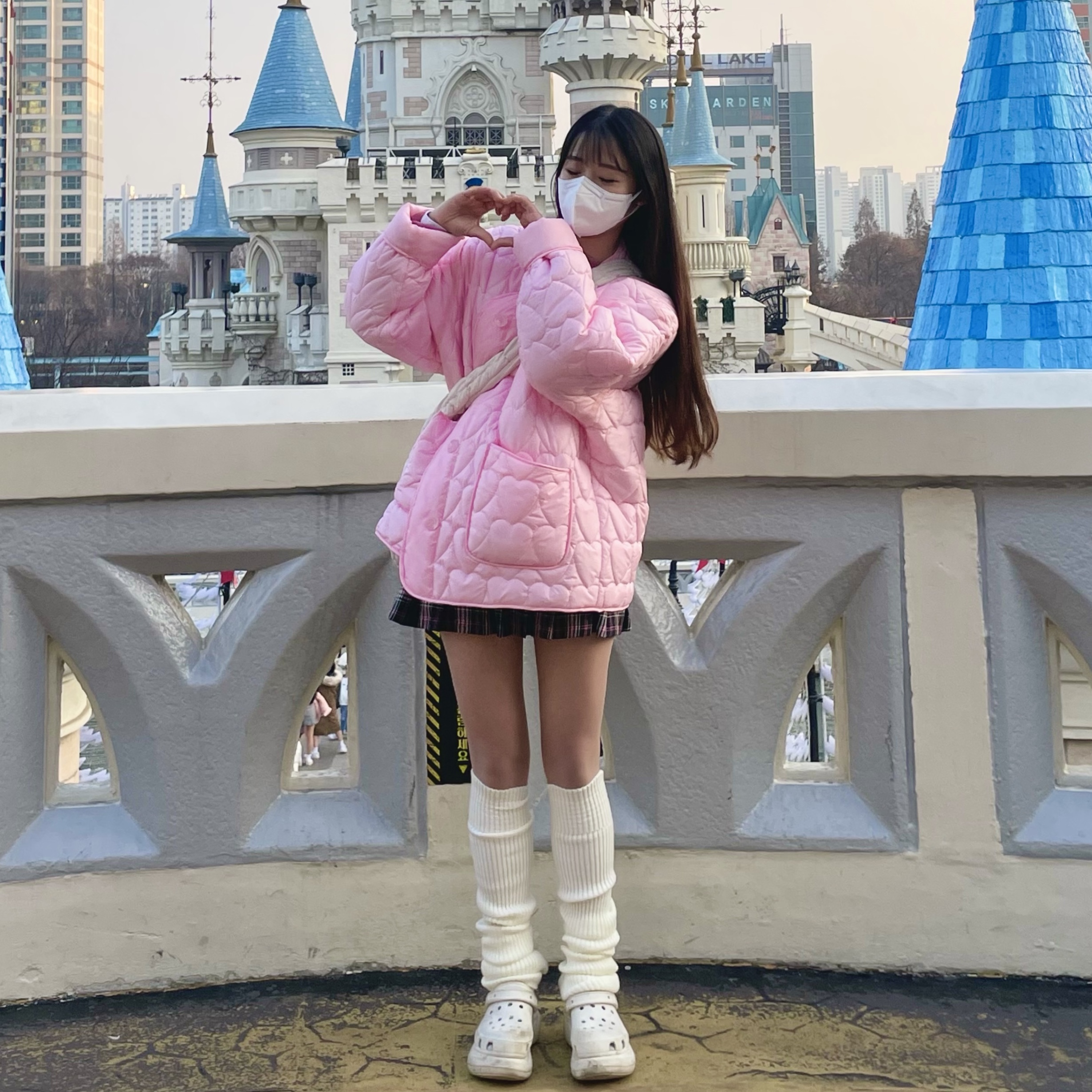 COS Quilted Oversized Shoulder Bag Off White Light Beige 착용 스타일 - 3