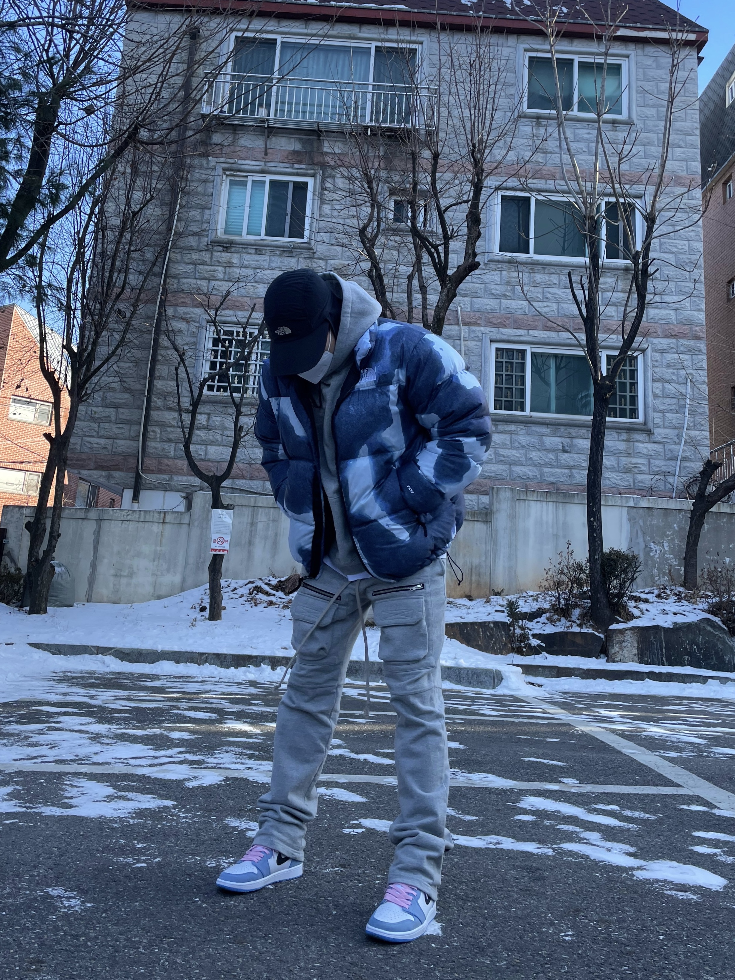 Supreme x The North Face Bleached Denim Print Nuptse Jacket Indigo - 21FW, Jordan 1 Retro High OG University Blue 착용 스타일 - 4