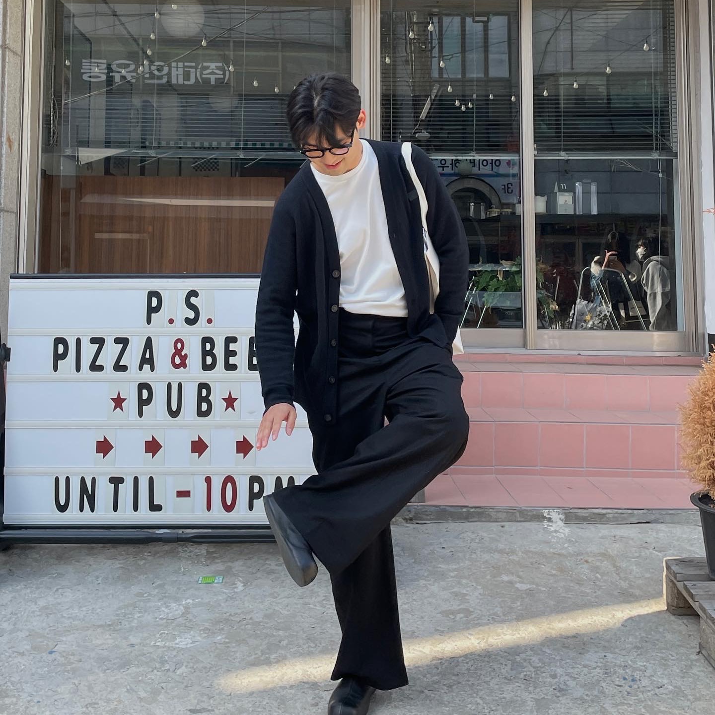 Acne Studios Keve Face V-Neck Cardigan Black, Acne Studios Keve Face V-Neck Cardigan Black 착용 스타일