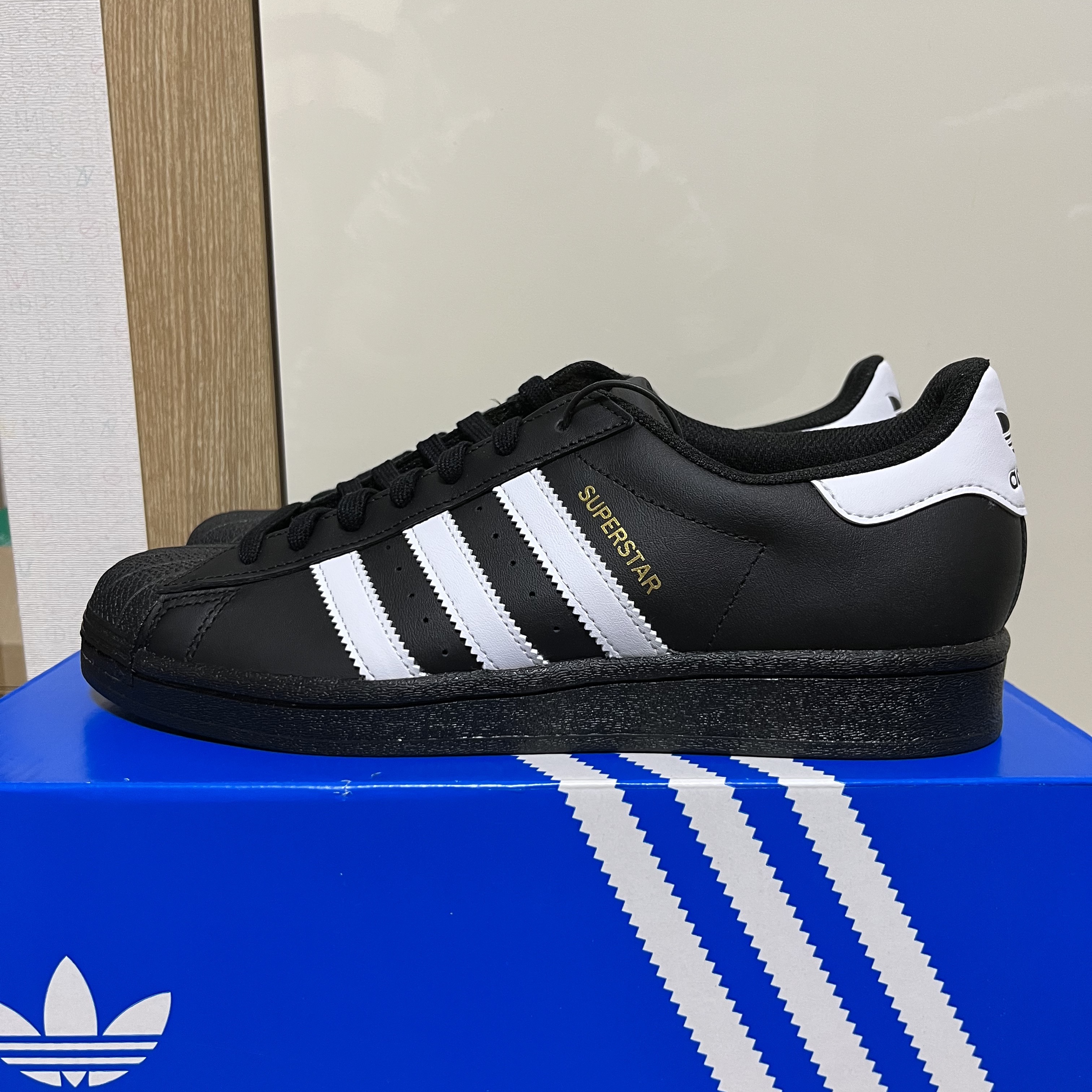 Adidas Superstar Core Black White 착용 스타일