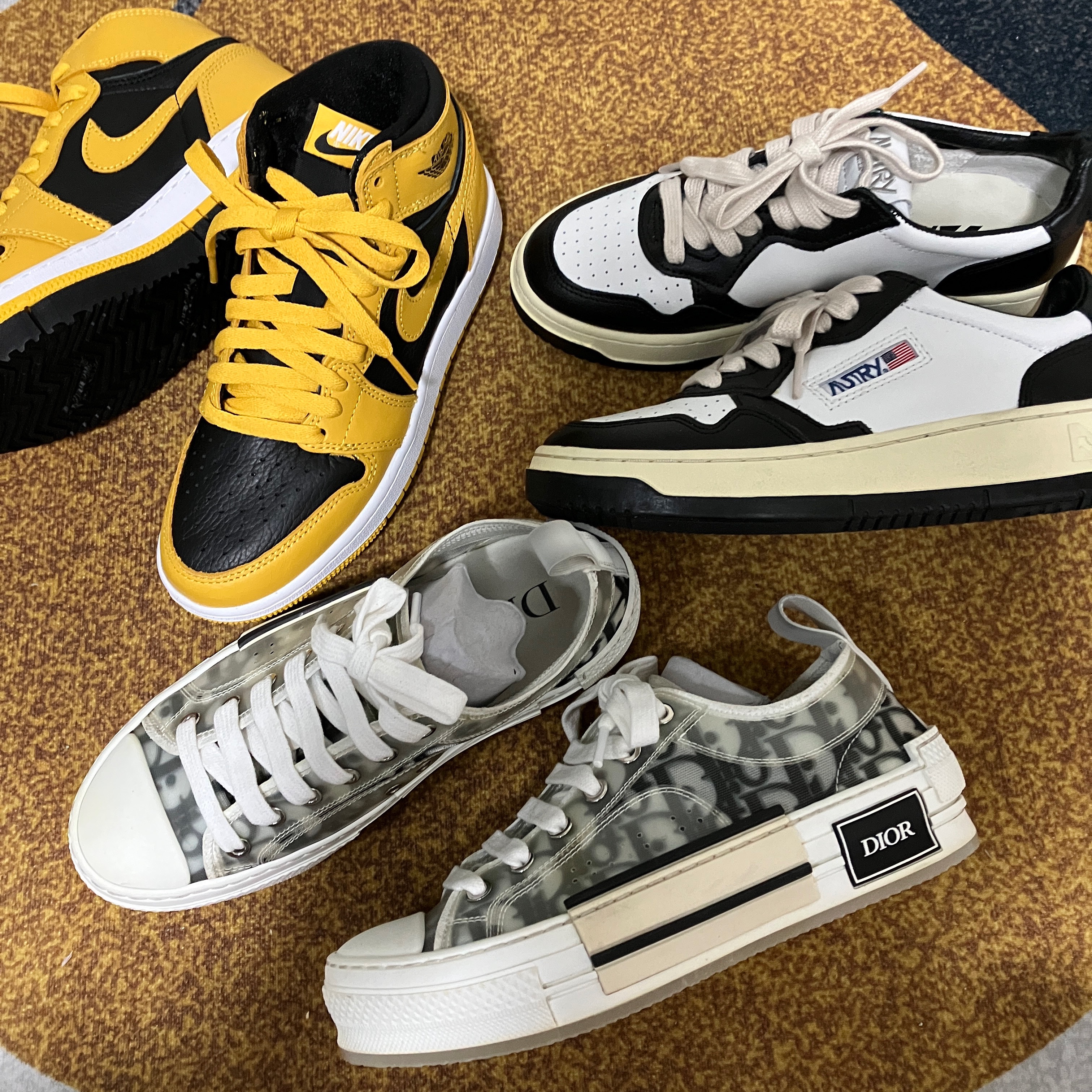 (GS) Jordan 1 Retro High OG Pollen, (W) Autry Medalist Low Leather Sneakers Black White 착용 스타일 - 2