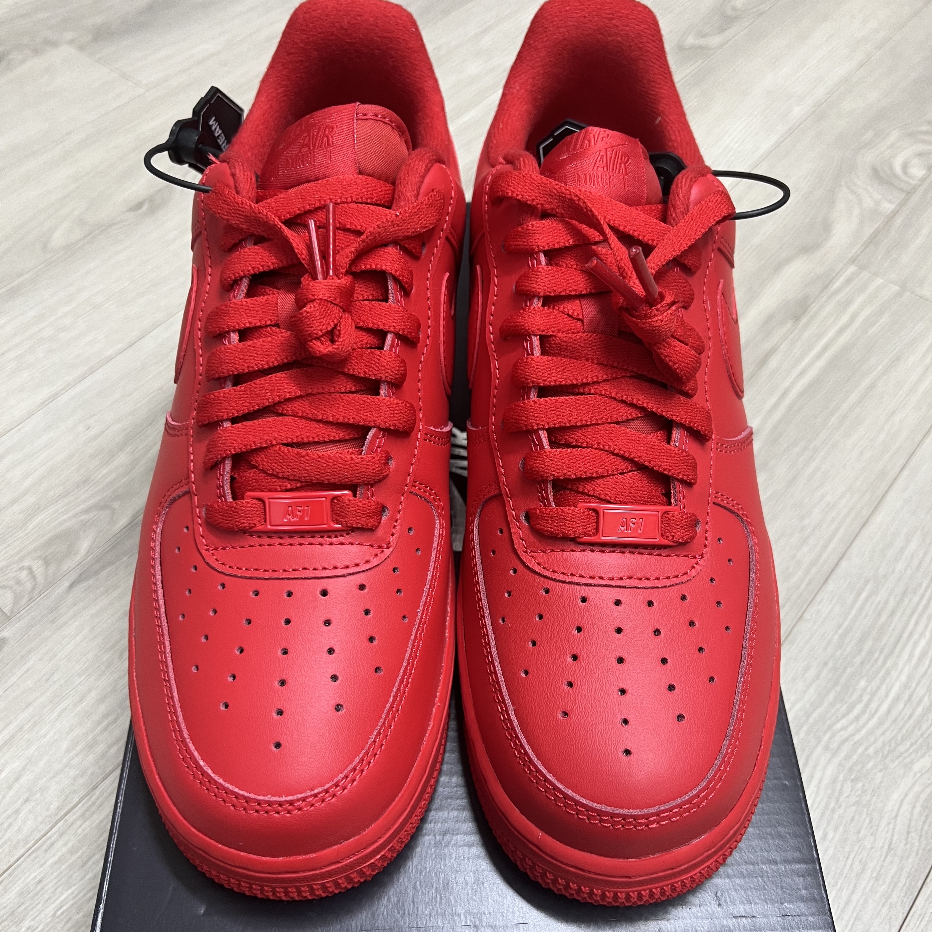 Nike Air Force 1 '07 LV8 Low 1 Triple Red 착용 스타일 - 2