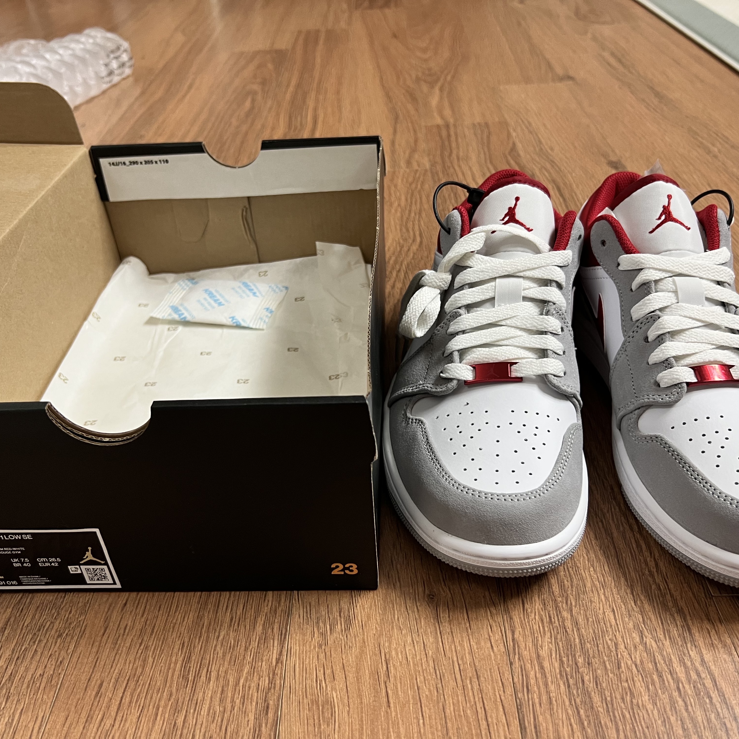 Jordan 1 Low SE Light Smoke Grey Gym Red 착용 스타일 - 1
