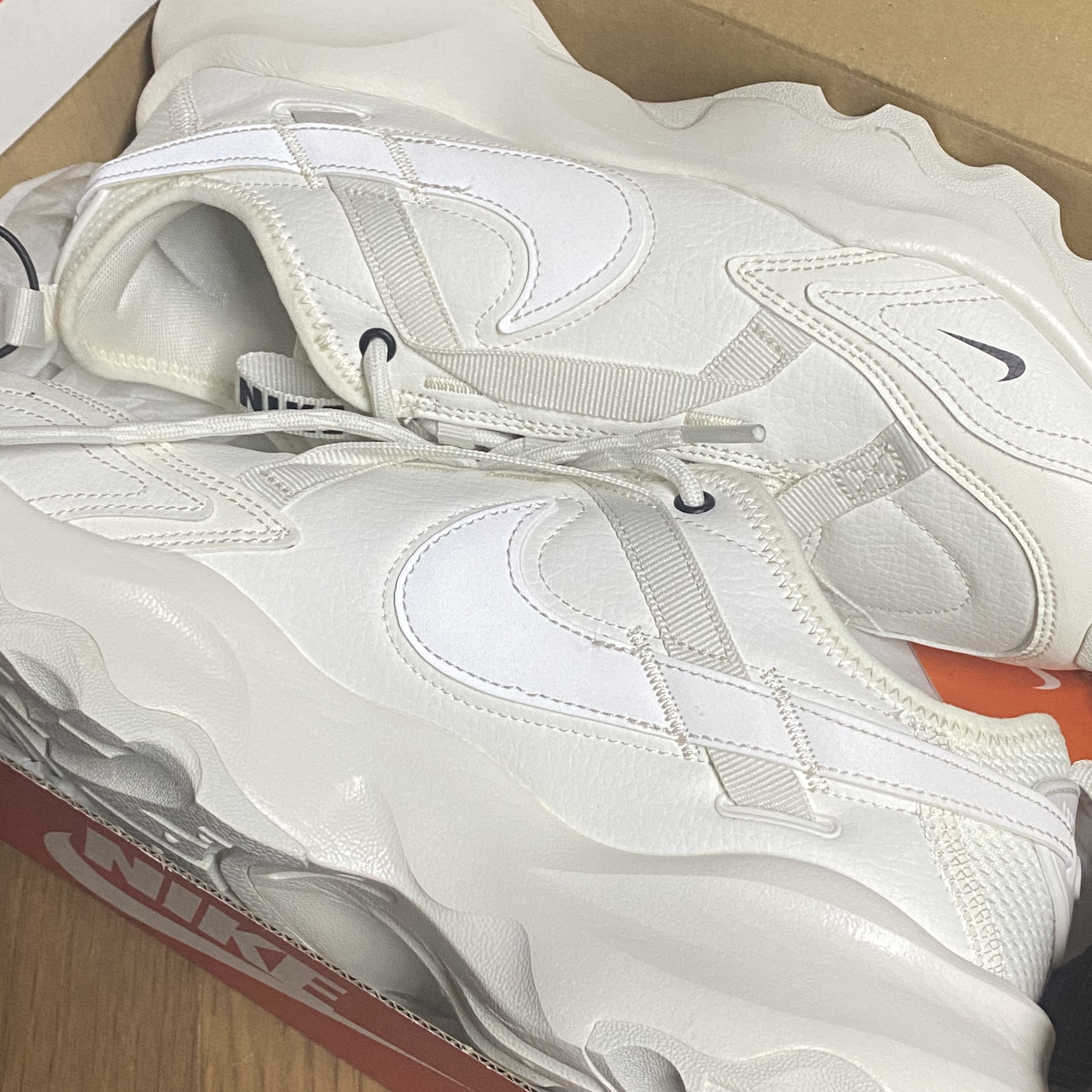 (W) Nike TC 7900 Summit White 착용 스타일