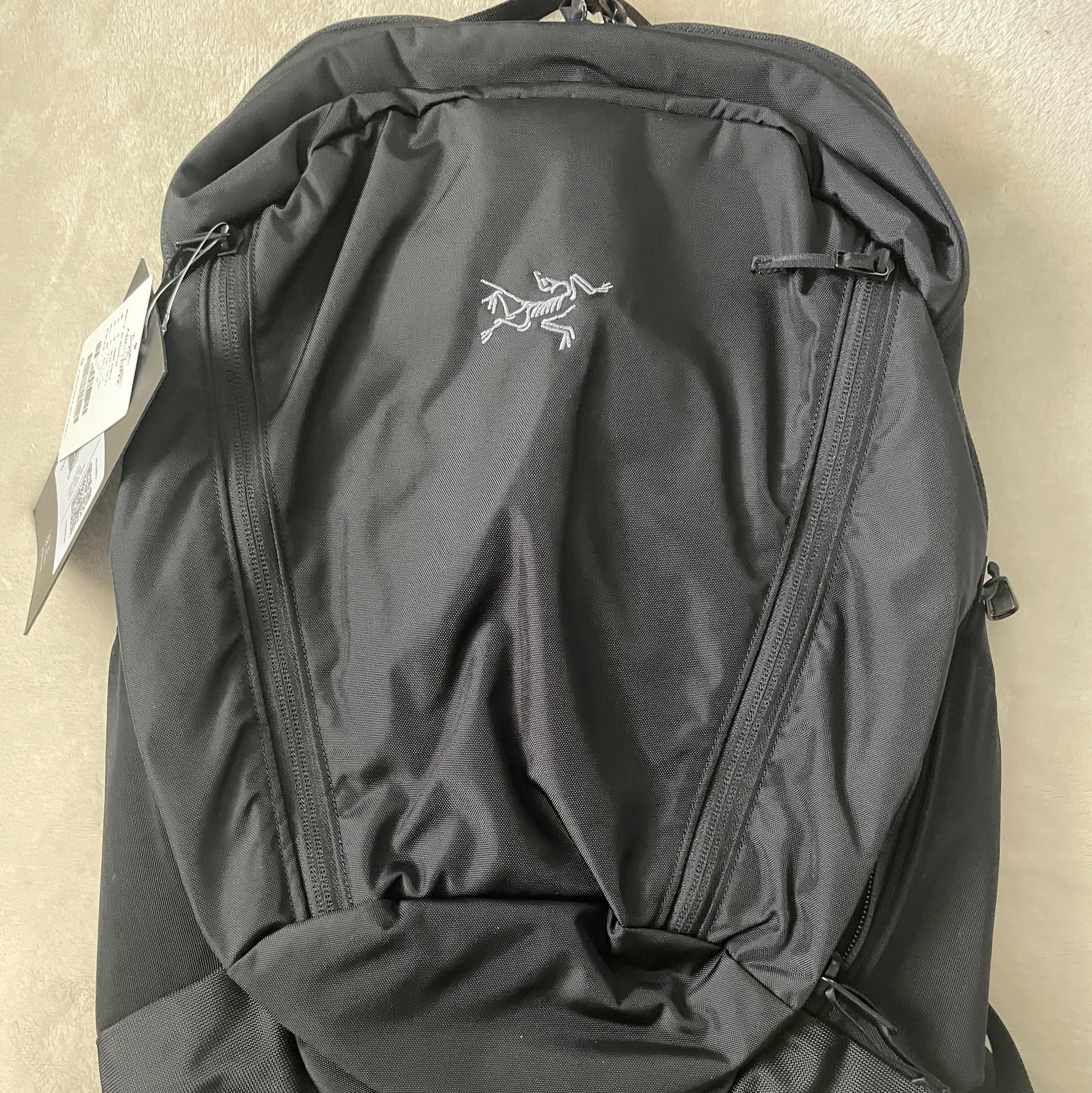Arc'teryx Mantis 26 Backpack Black 착용 스타일