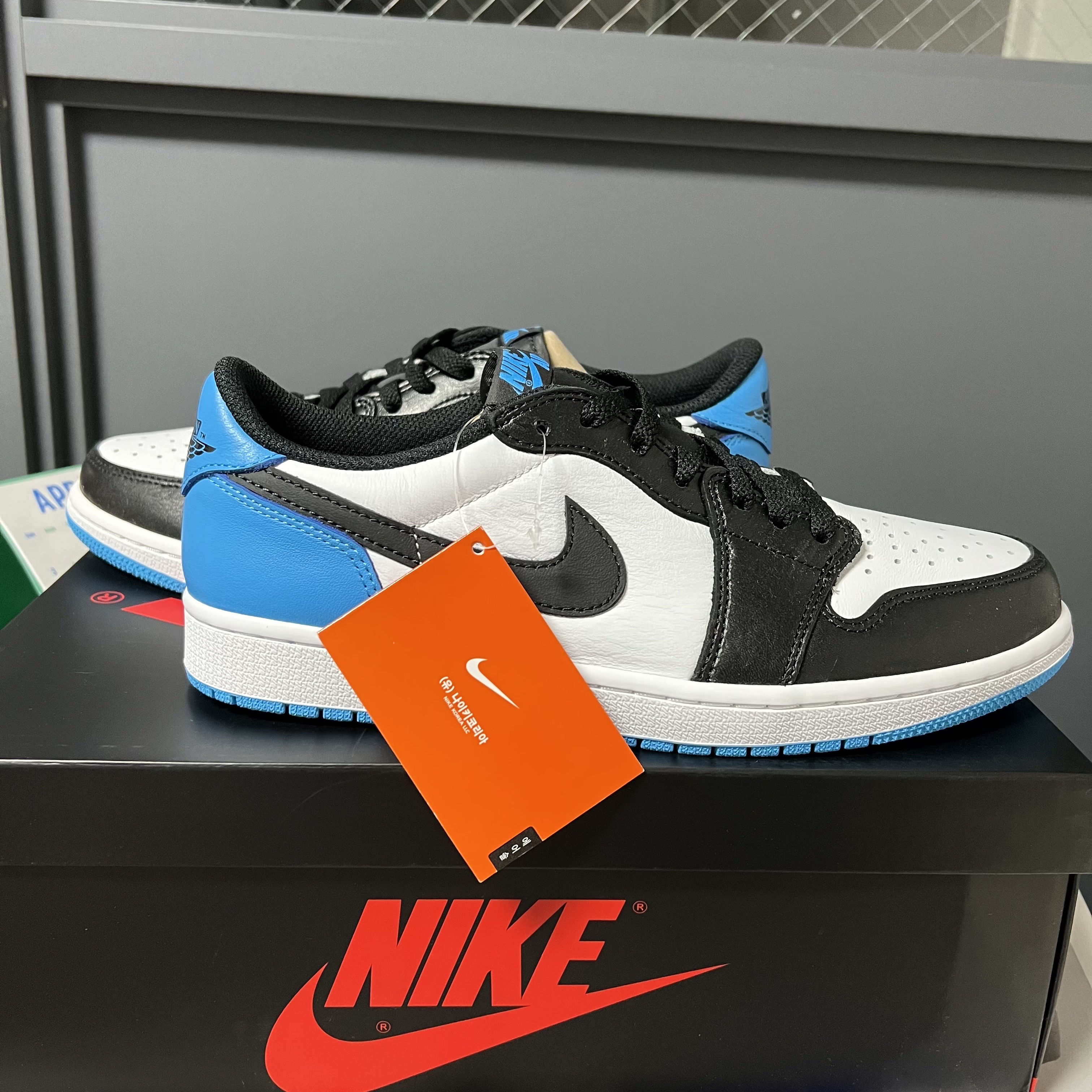 (W) Jordan 1 Retro Low OG Black and Dark Powder Blue 착용 스타일