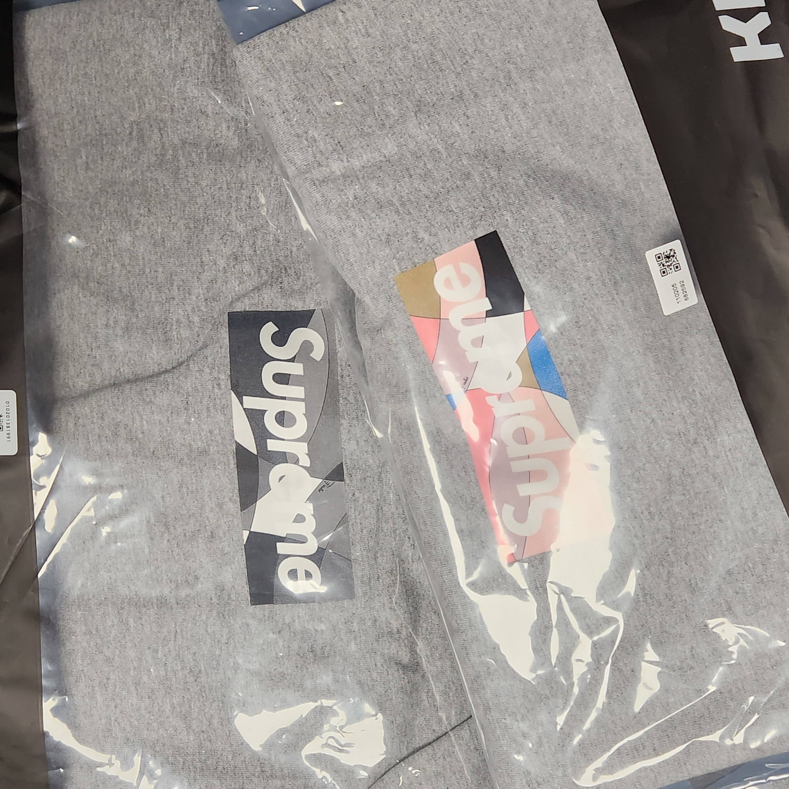 Supreme x Emilio Pucci Box Logo T-Shirt Heather Grey Dusty Pink - 21SS, Supreme x Emilio Pucci Box Logo T-Shirt Heather Grey Black - 21SS 착용 스타일
