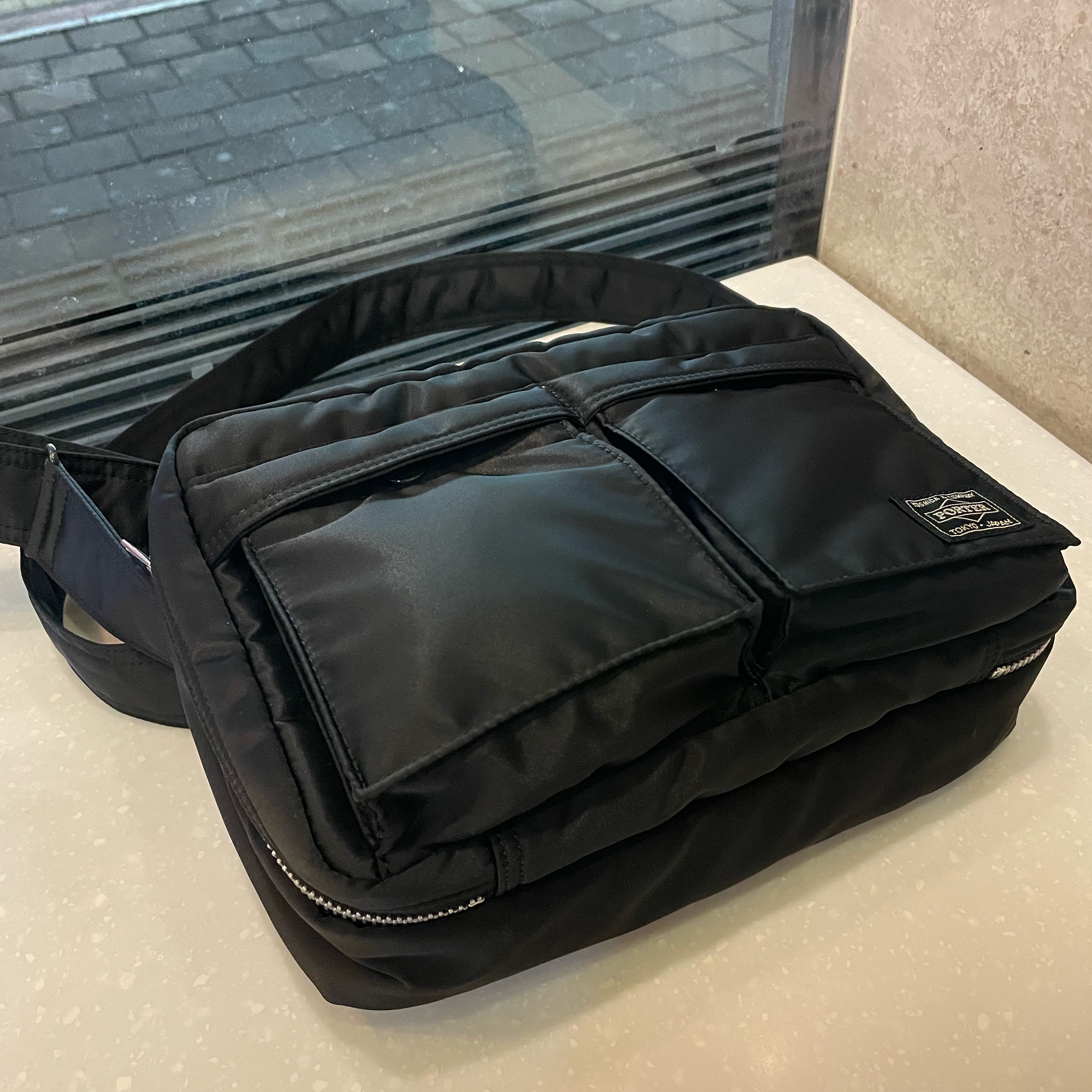 Porter Tanker Shoulder Bag S Black 착용 스타일