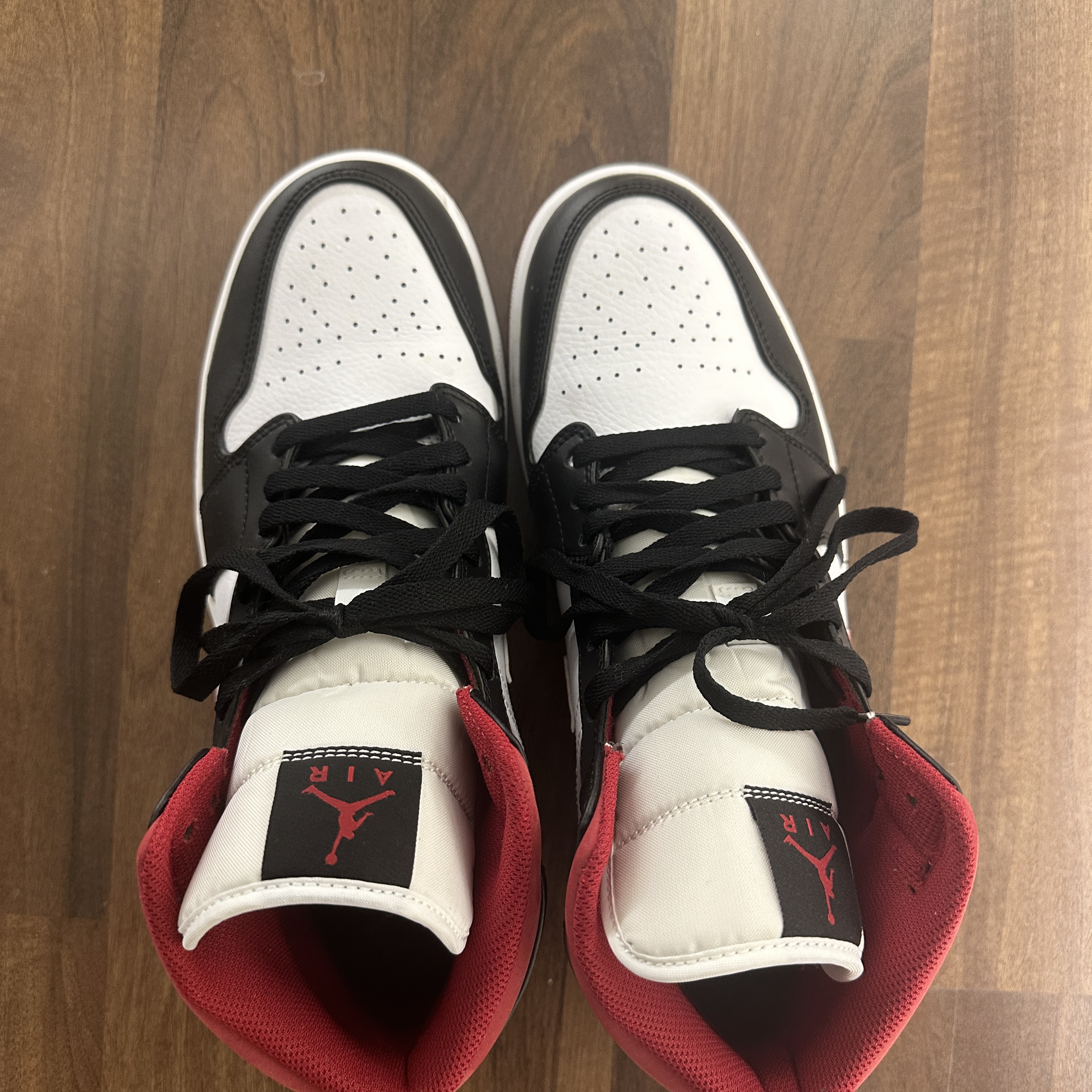 Jordan 1 Mid Gym Red Black White 착용 스타일 - 1