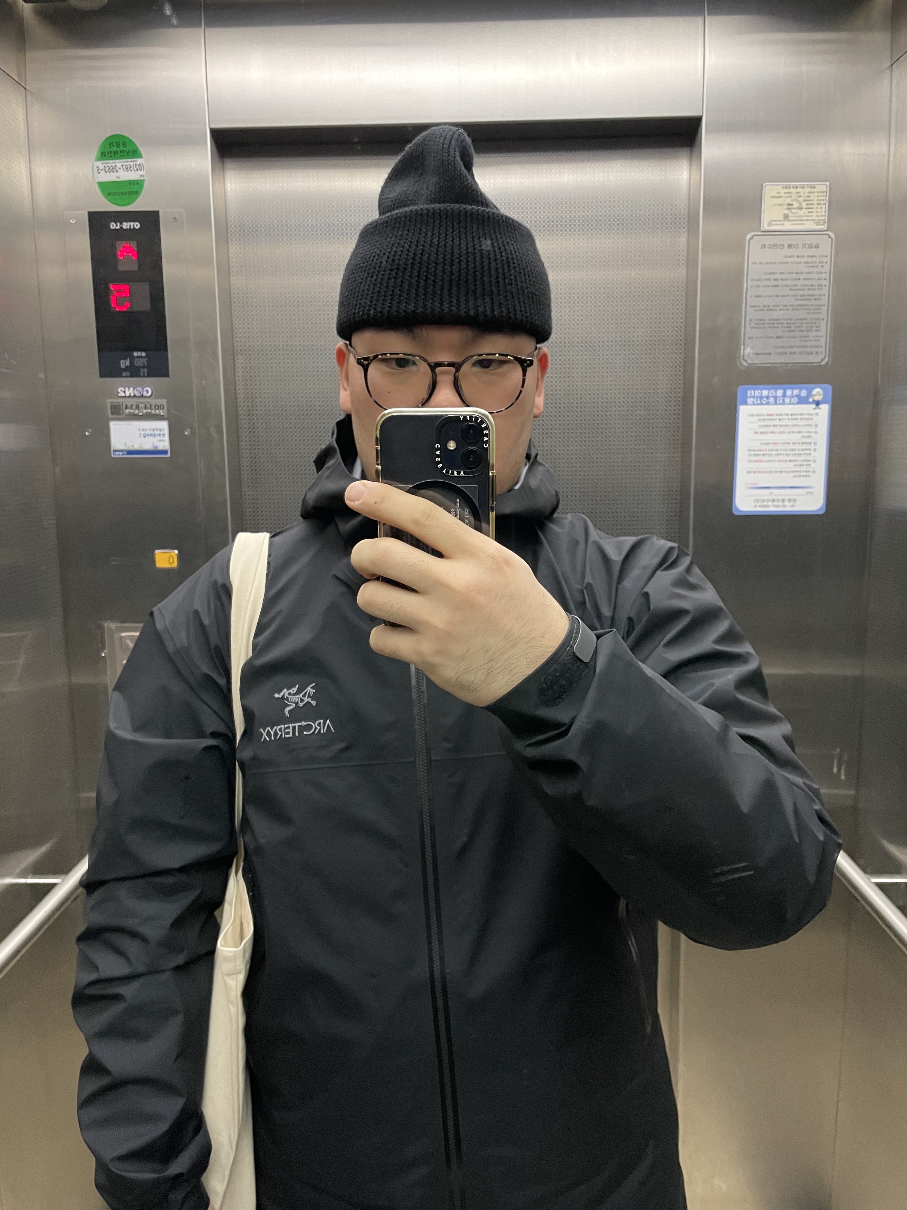 Arc'teryx Beta Jacket Black 착용 스타일