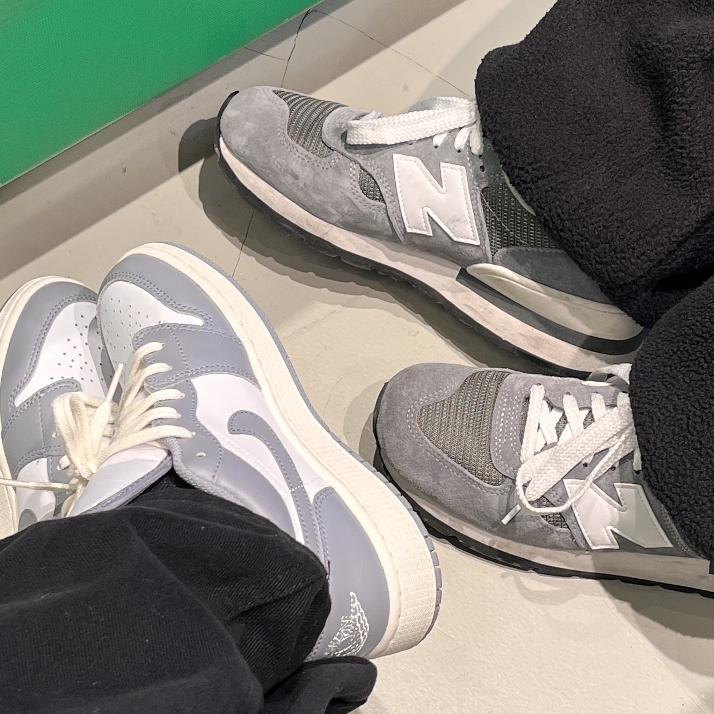 (GS) Jordan 1 Low Stealth and White, New Balance 990v1 Made in USA Grey White 착용 스타일