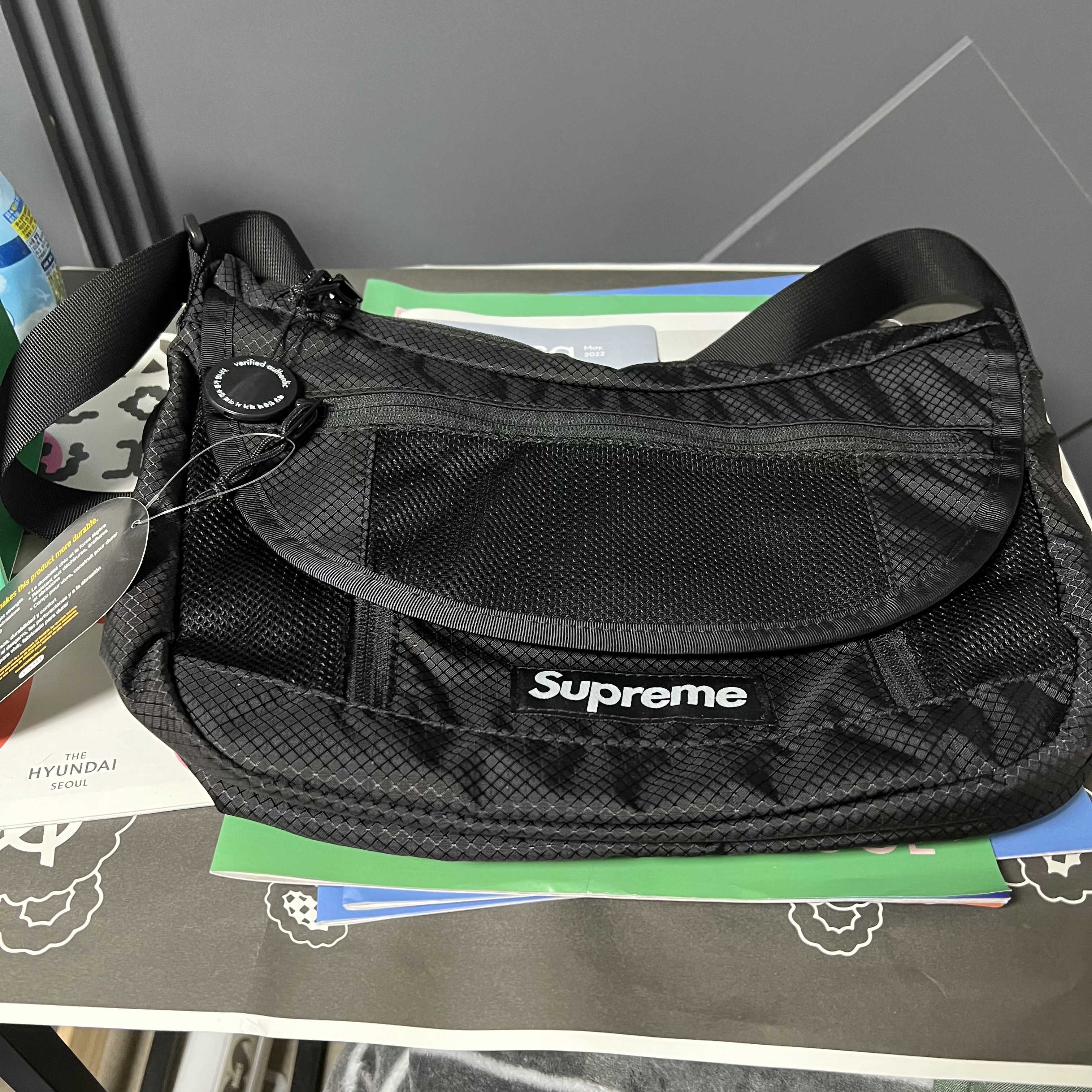 Supreme Small Messenger Bag Black - 22SS 착용 스타일