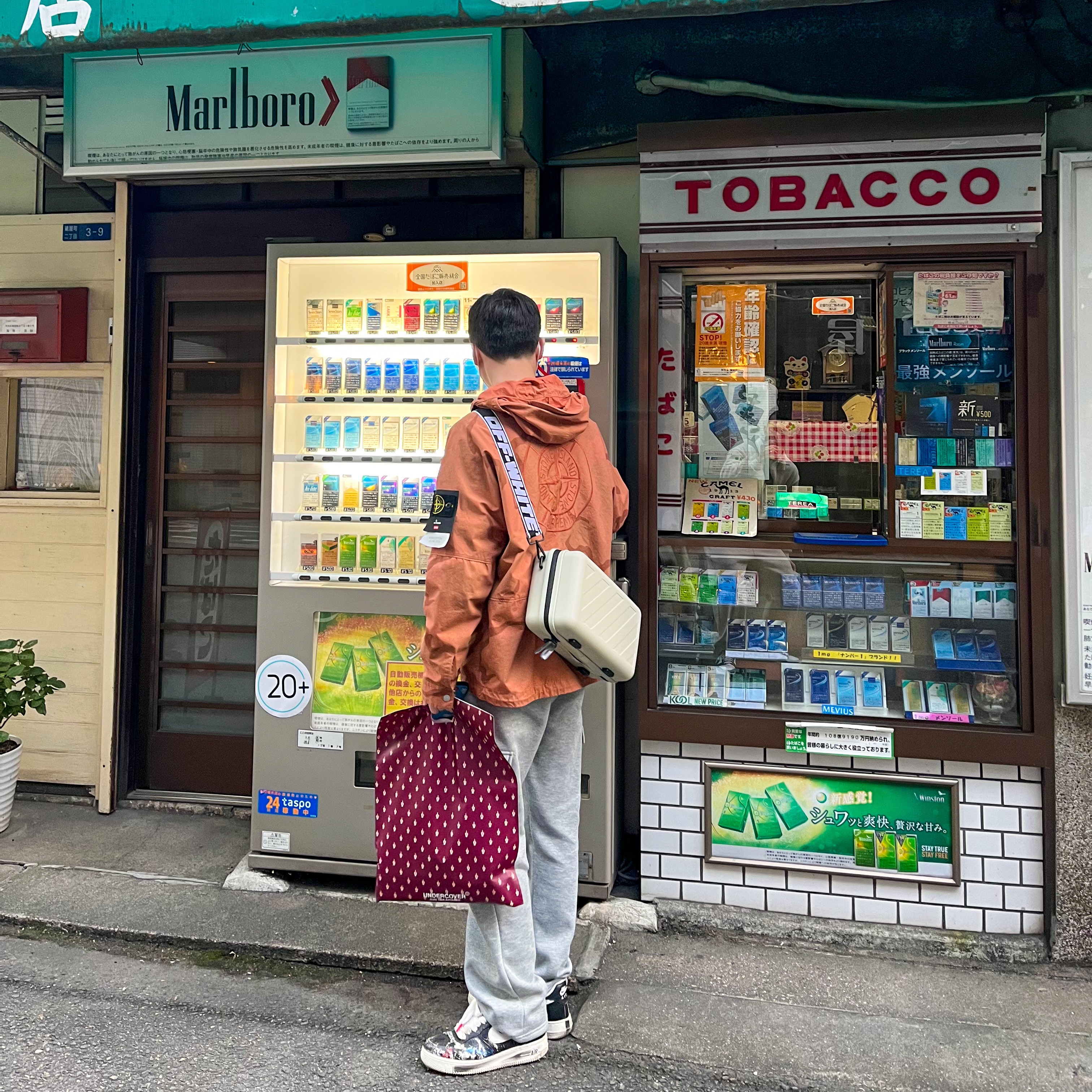 Supreme x Stone Island Riot Mask Camo Jacket Coral - 19SS, Off-White x Amore Pacific Protection Box (Without Cosmetics) 착용 스타일