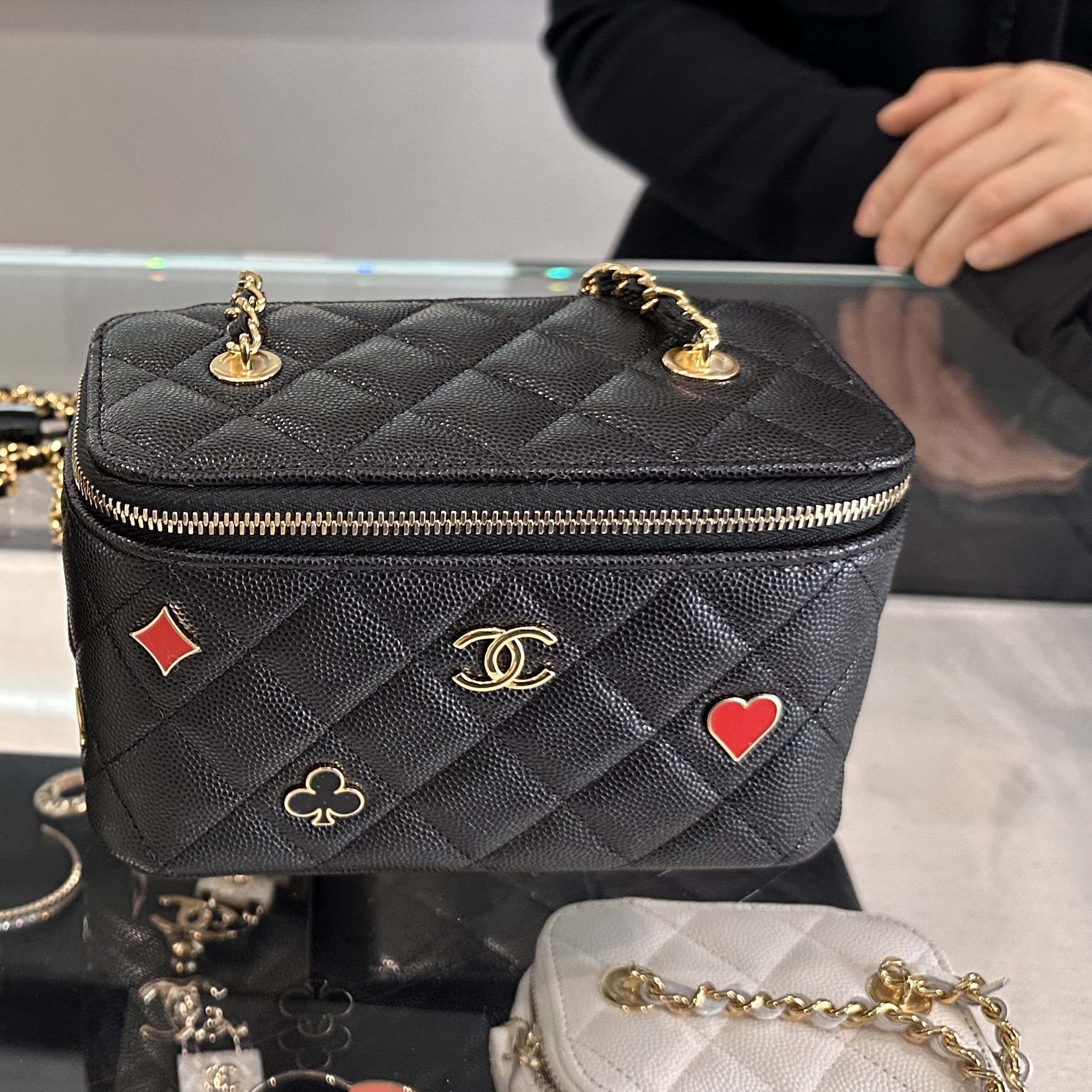 Chanel Vanity With Chain Grained Calfskin Enamel & Gold Black 착용 스타일