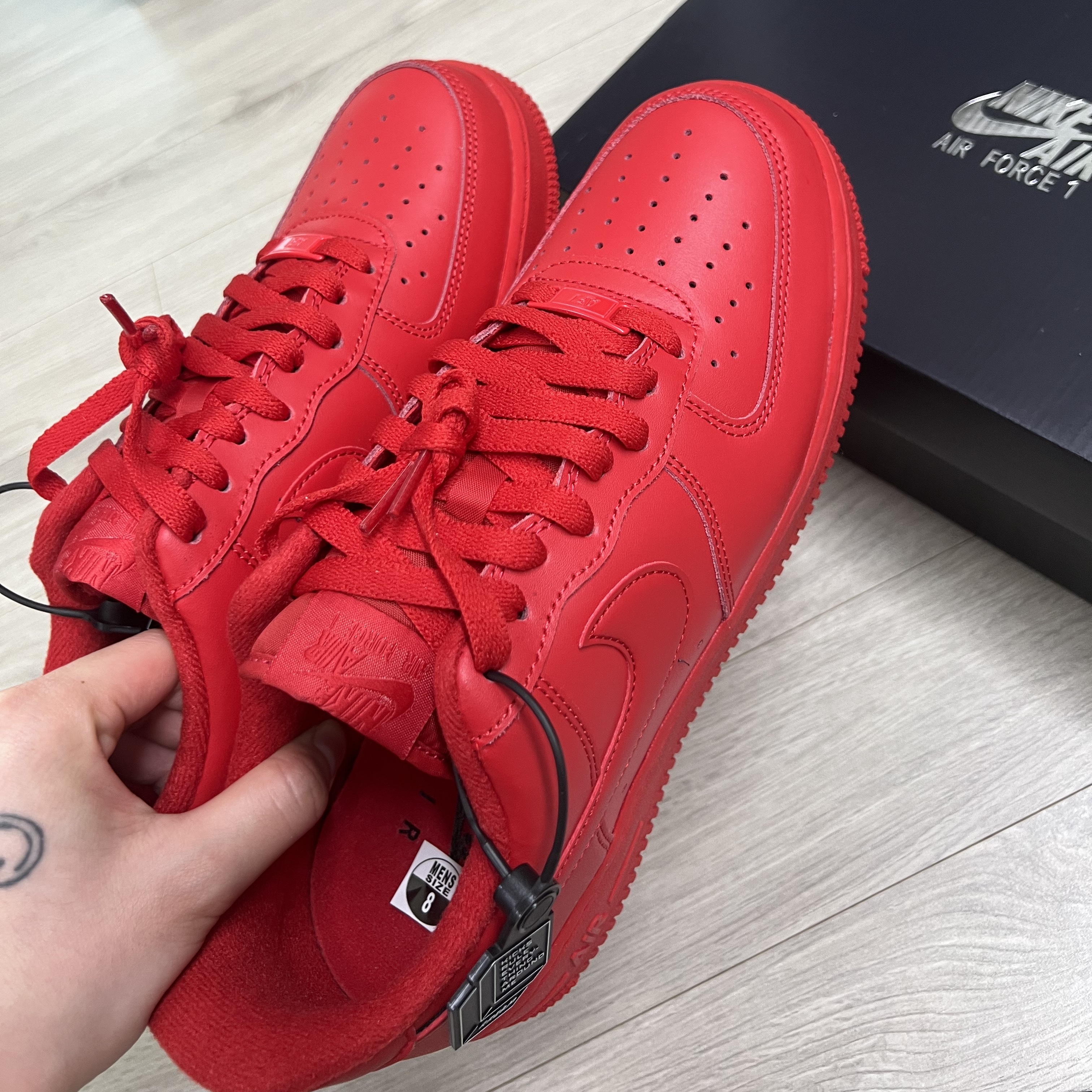 Nike Air Force 1 '07 LV8 Low 1 Triple Red 착용 스타일 - 3