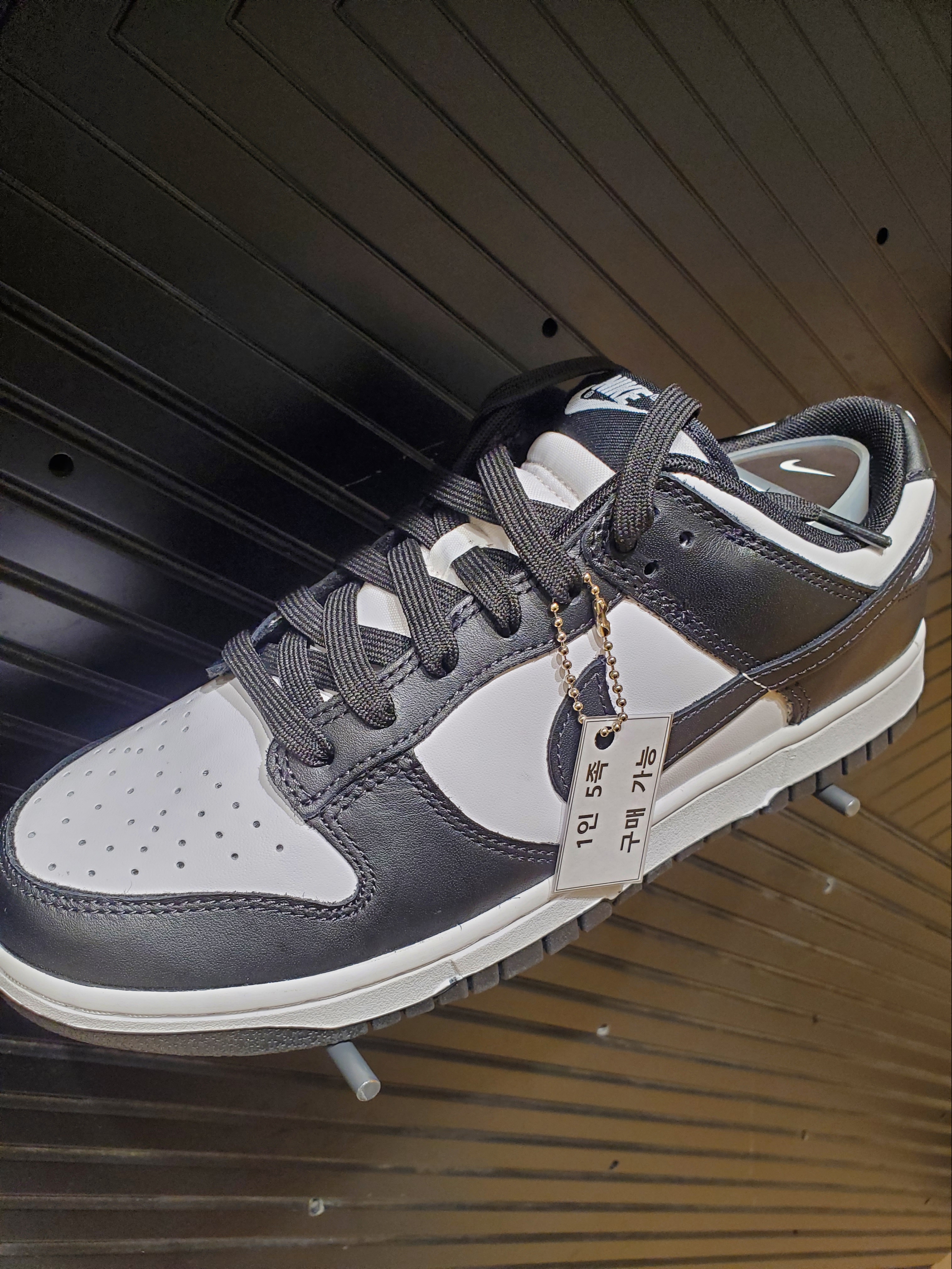 Nike Dunk Low Retro PRM Halloween, Essentials x New Era E Trucker Cap Black 착용 스타일 - 2
