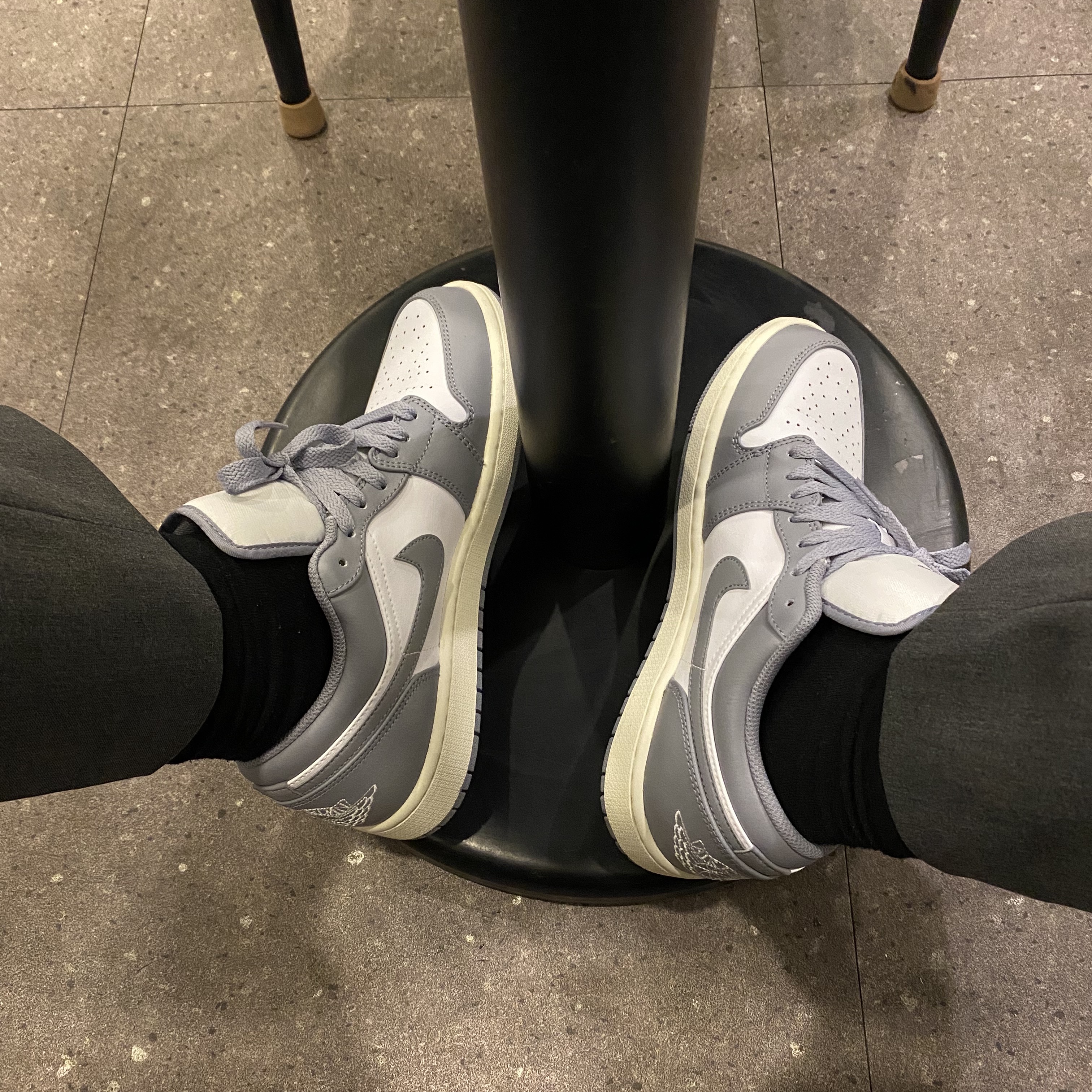 Jordan 1 Low Stealth and White 착용 스타일