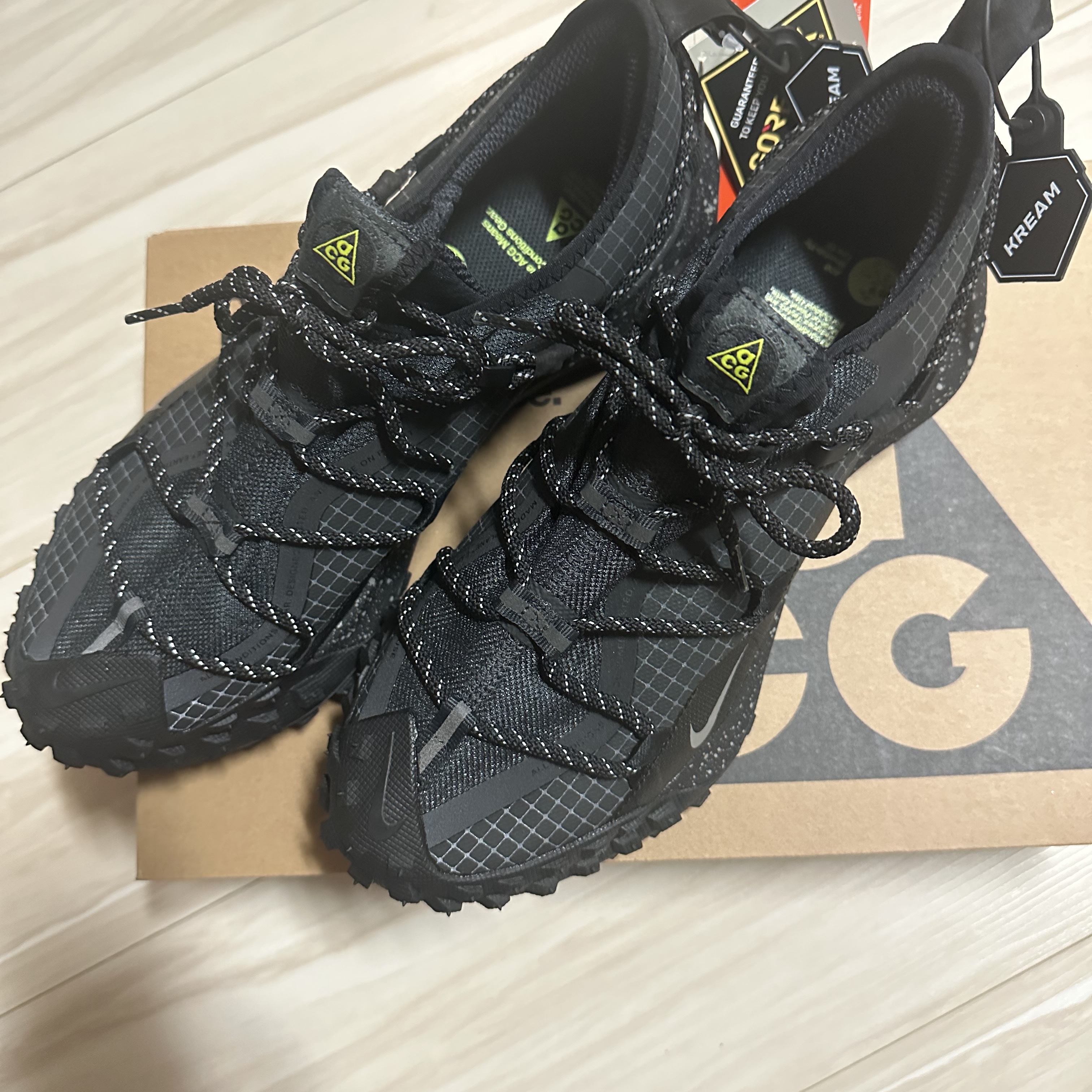 Nike ACG Mountain Fly Low Gore-Tex SE Dark Smoke Grey 착용 스타일