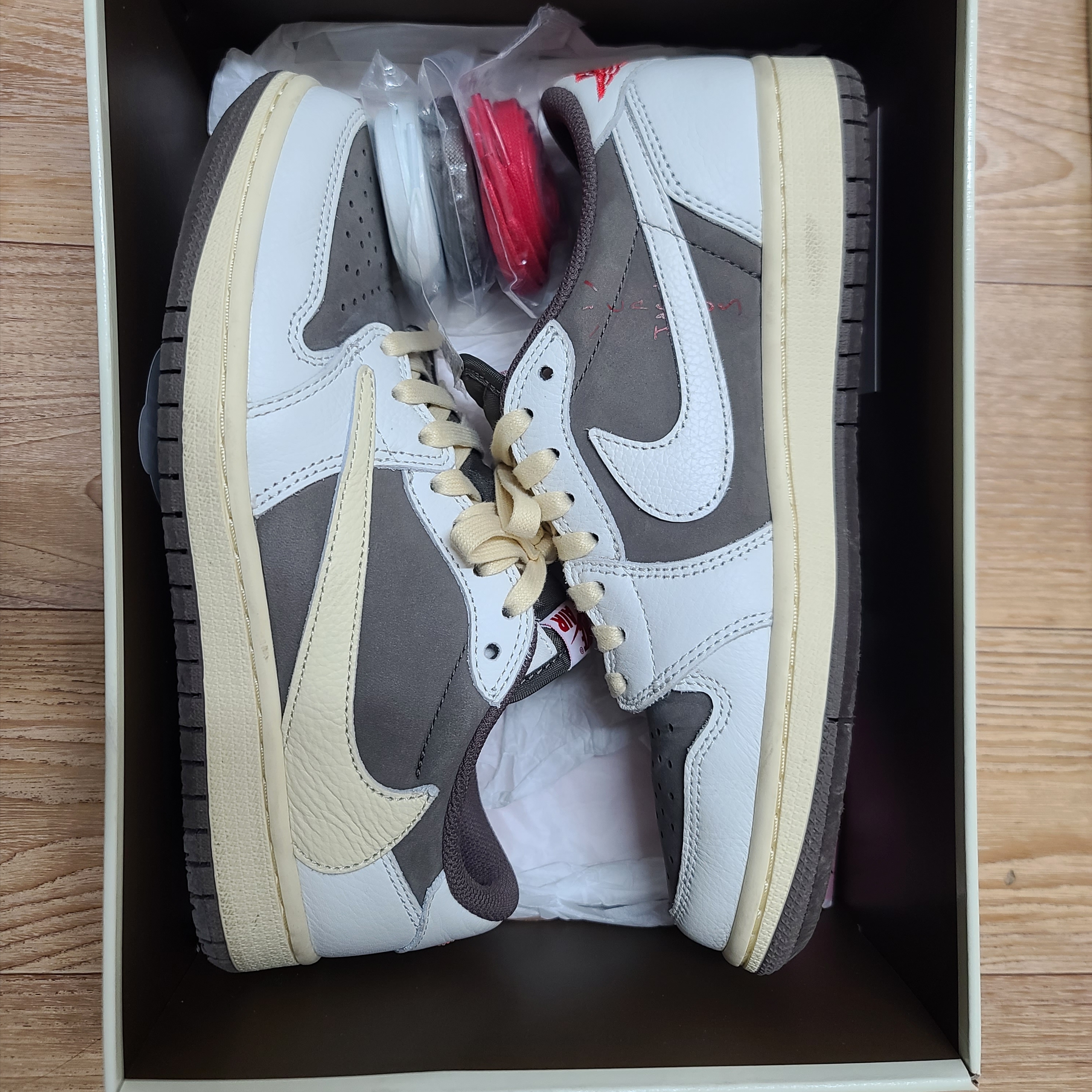 Jordan 1 x Travis Scott Retro Low OG SP Sail and Ridgerock 착용 스타일
