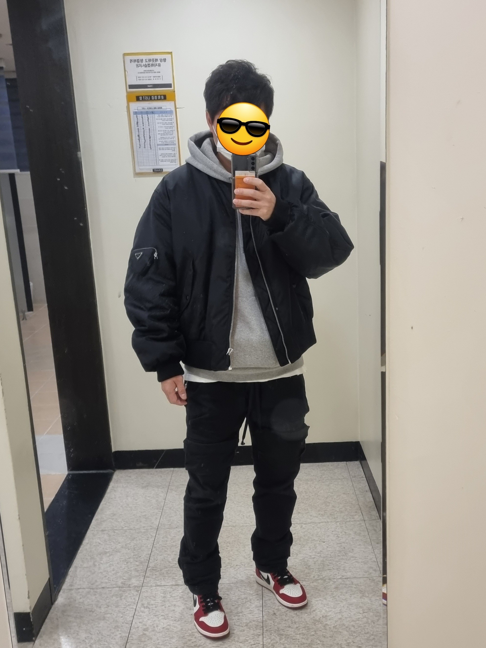 Jordan 1 Retro High OG Chicago 2022, Prada Re-Nylon Bomber Jacket Black 착용 스타일 - 1