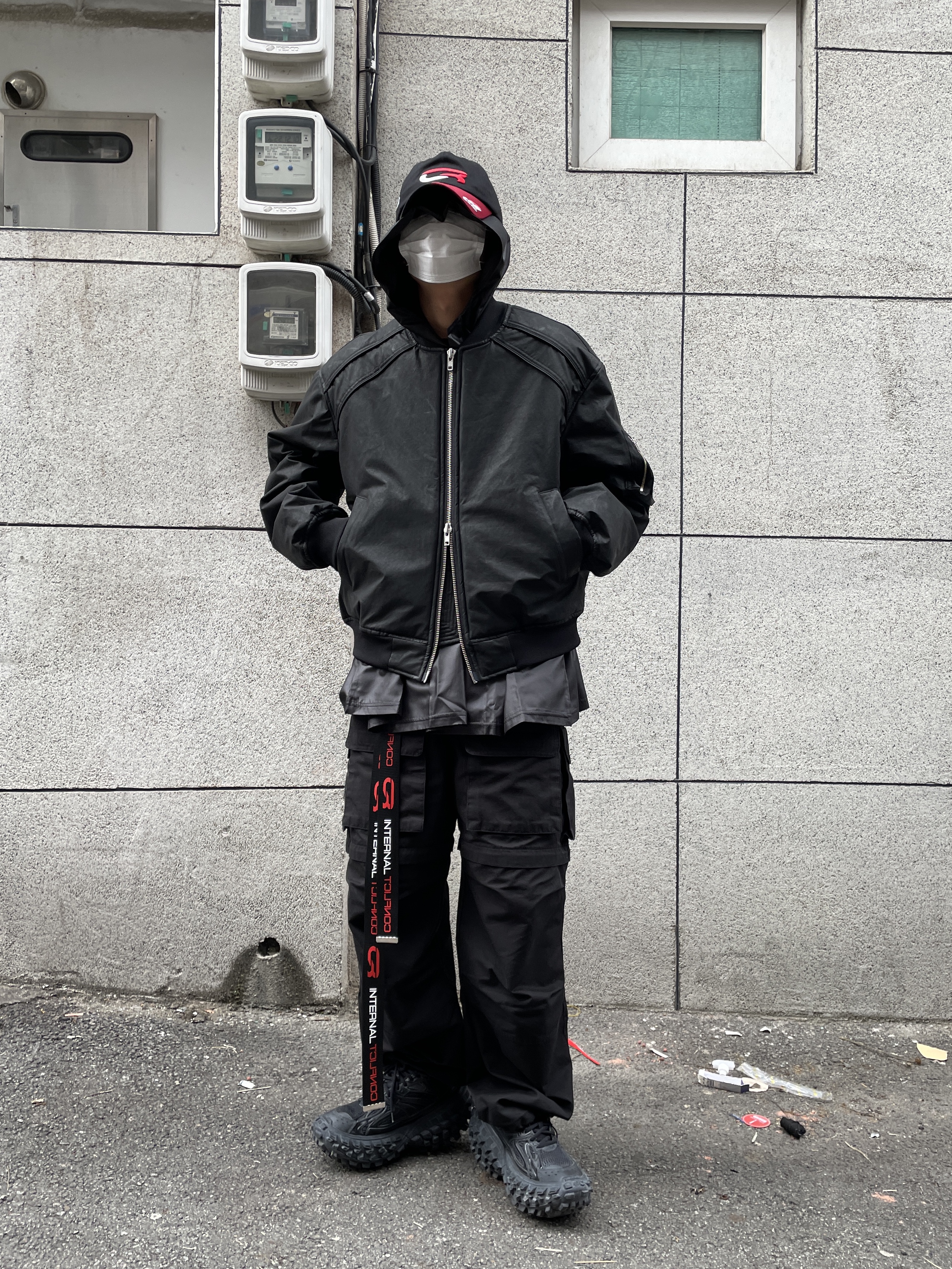 Balenciaga Defender Sneakers Black, Project G/R Convertible Tactical Pants Black 착용 스타일 - 1