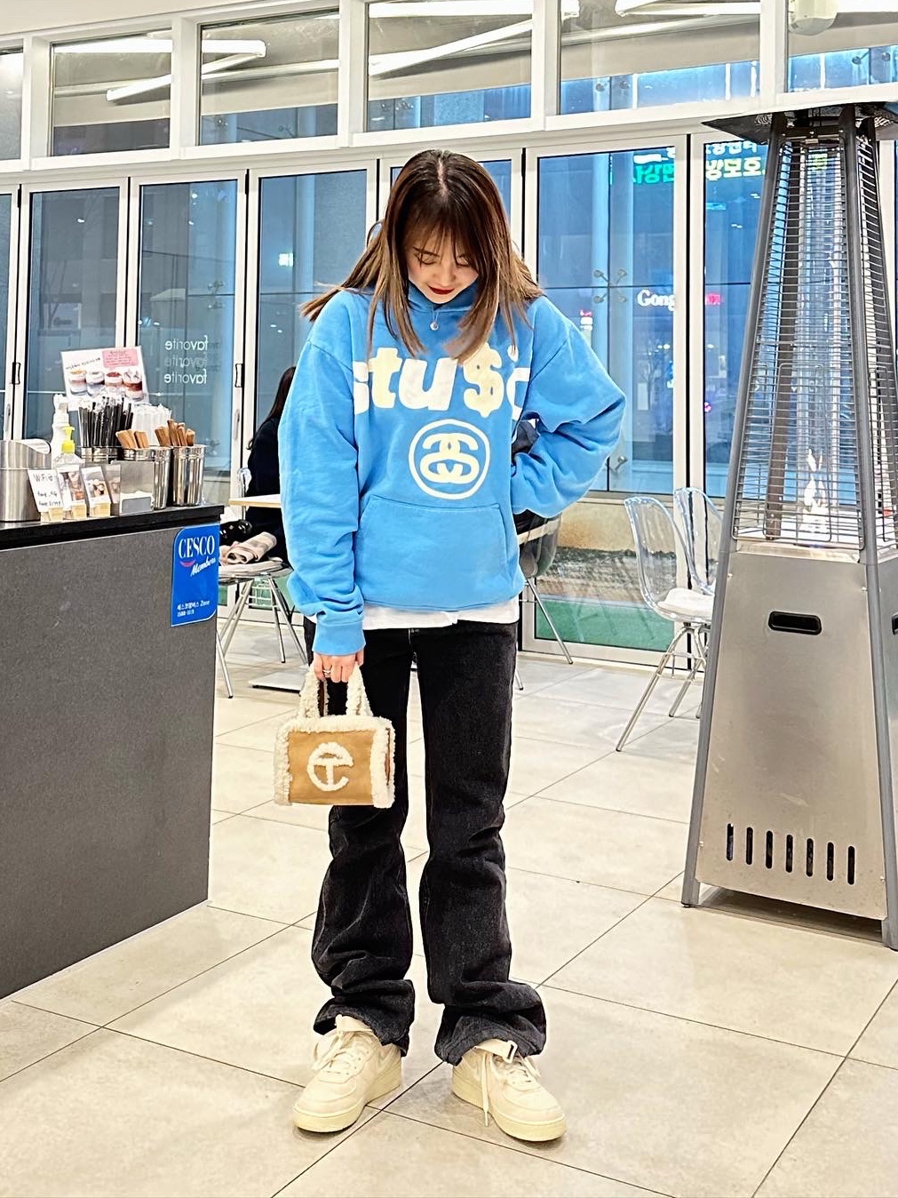 Telfar x UGG Small Shopping Bag Chestnut, Nike x Stussy Air Force 1 '07 Mid SP Fossil 착용 스타일 - 5