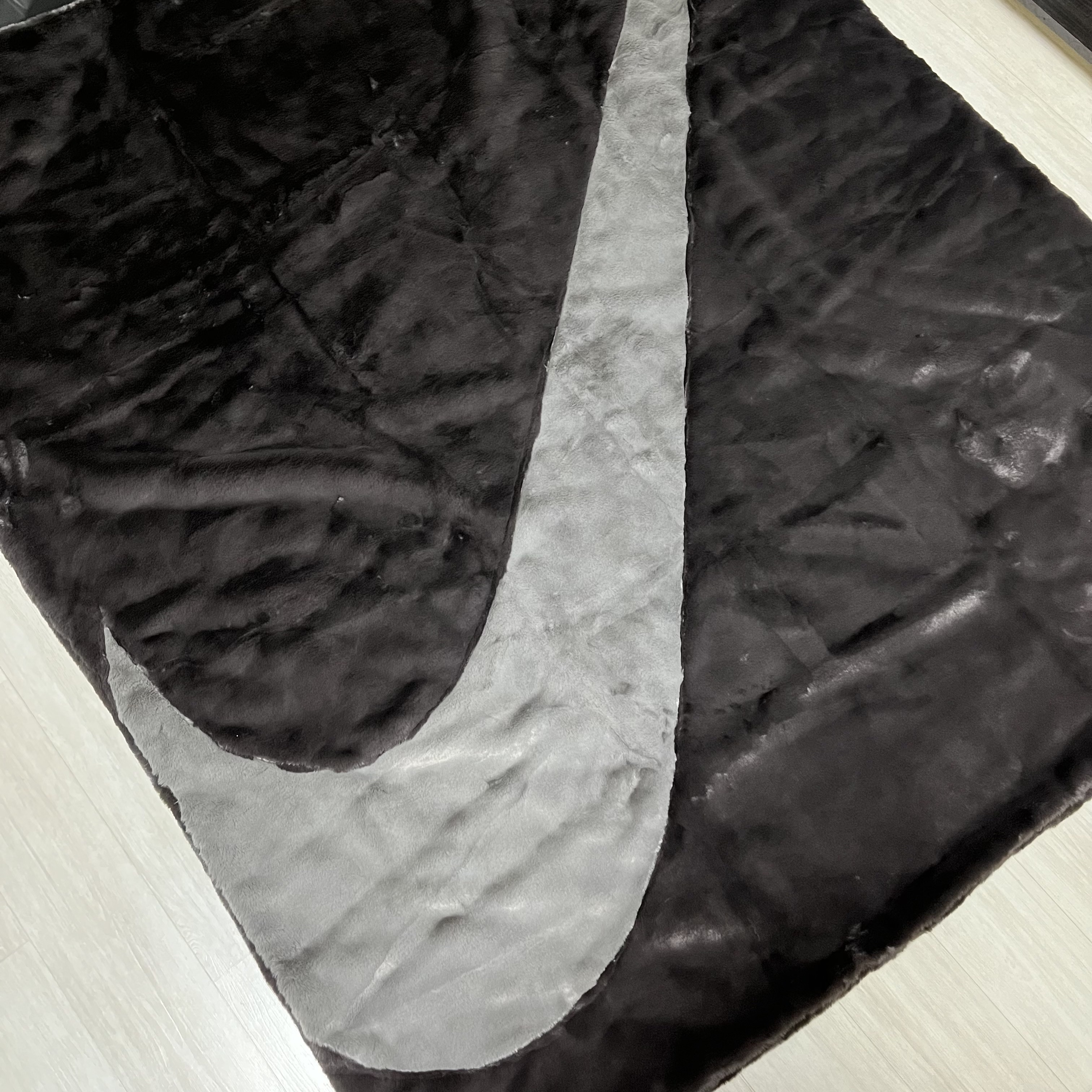 Nike NSW Faux Fur Blanket Velvet Brown 착용 스타일