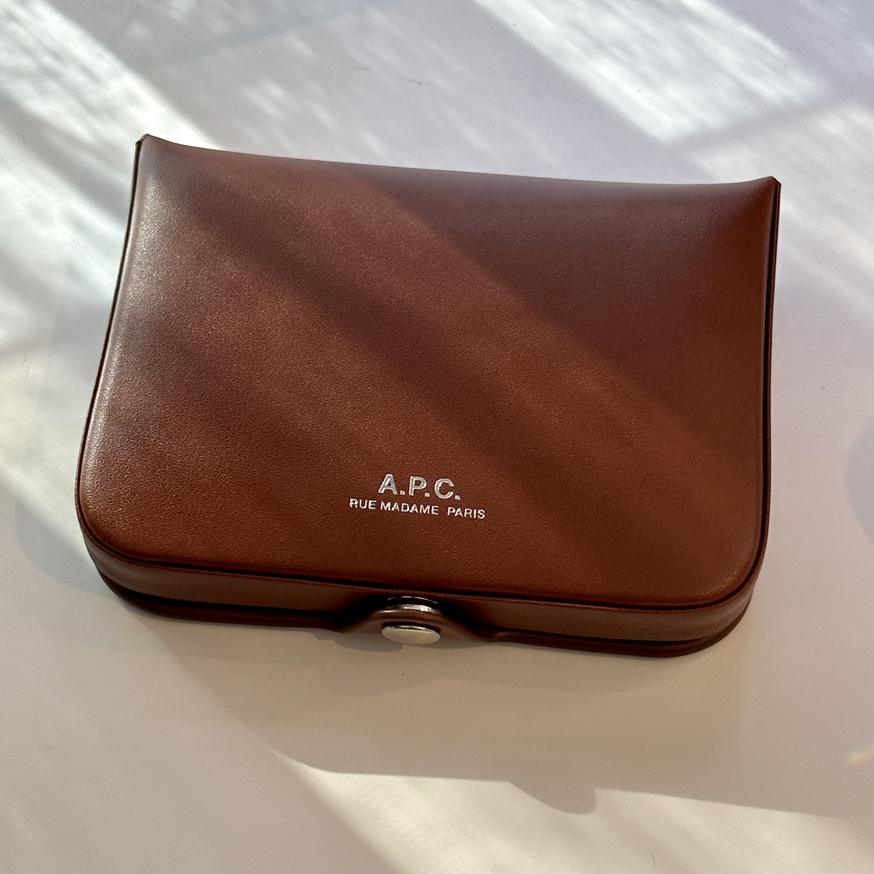 A.P.C. Josh Coin Purse Nut Brown 착용 스타일