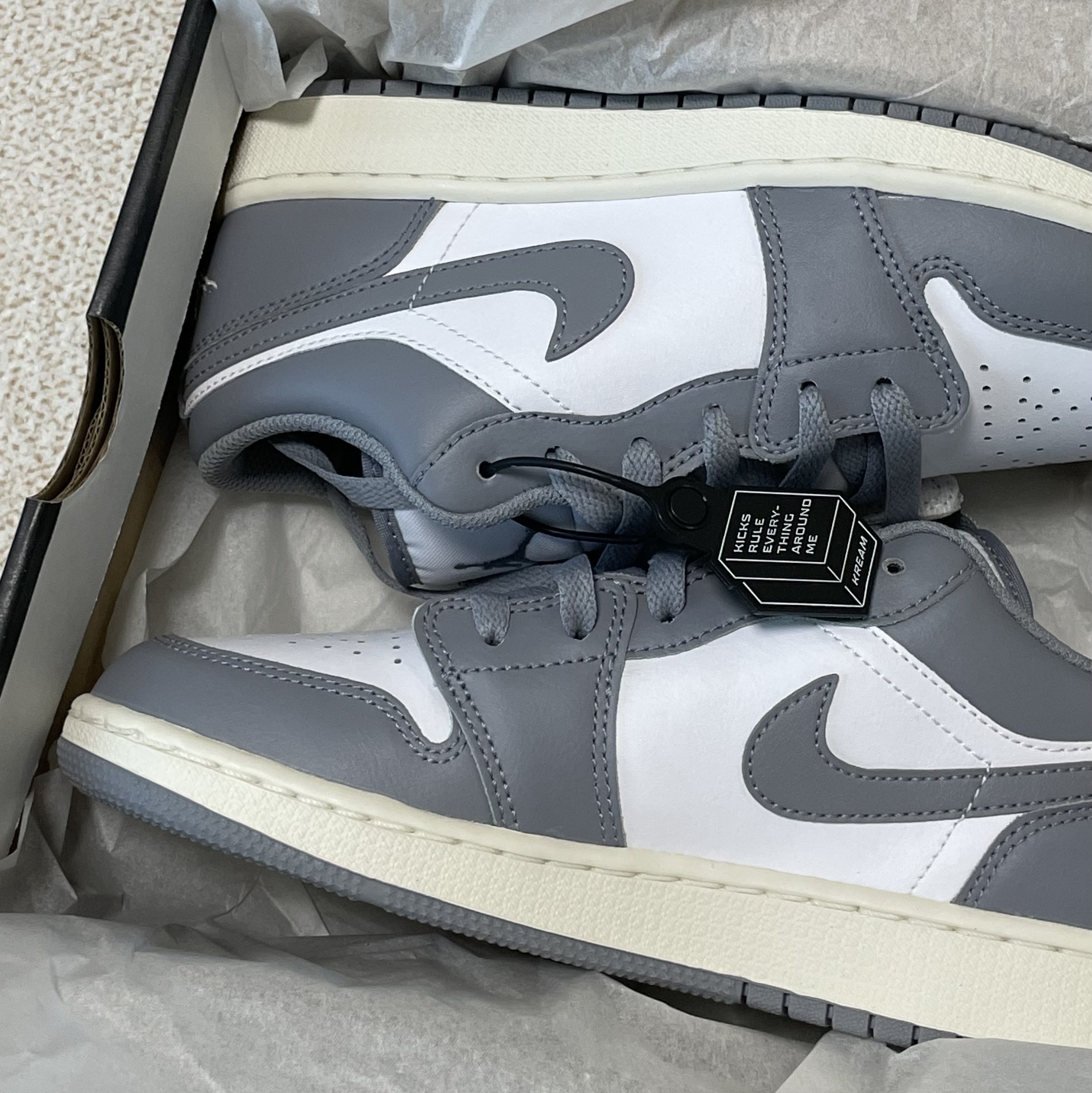 (GS) Jordan 1 Low Stealth and White 착용 스타일