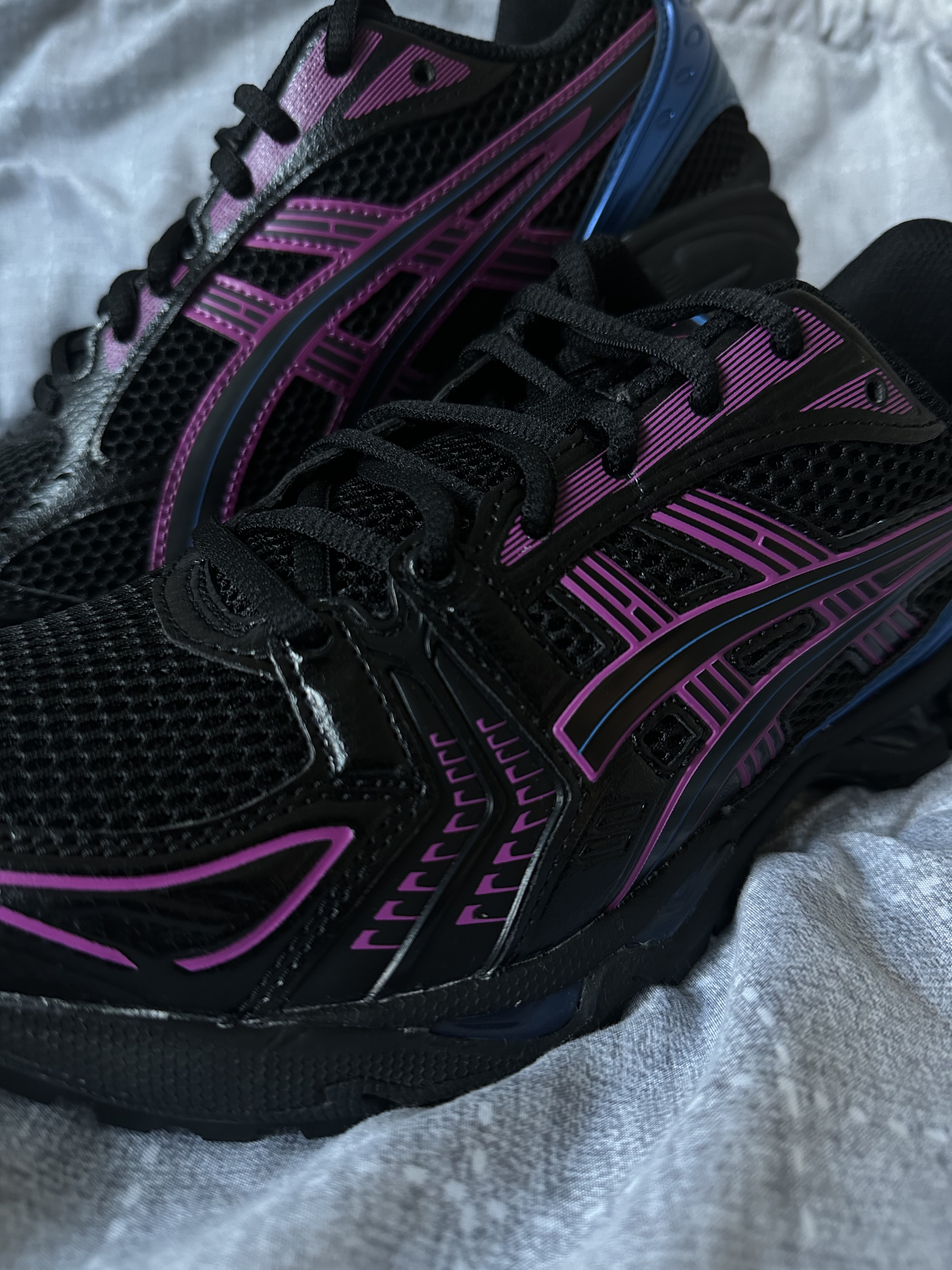 Asics Gel-Kayano 14 Black Lake Drive 착용 스타일 - 2
