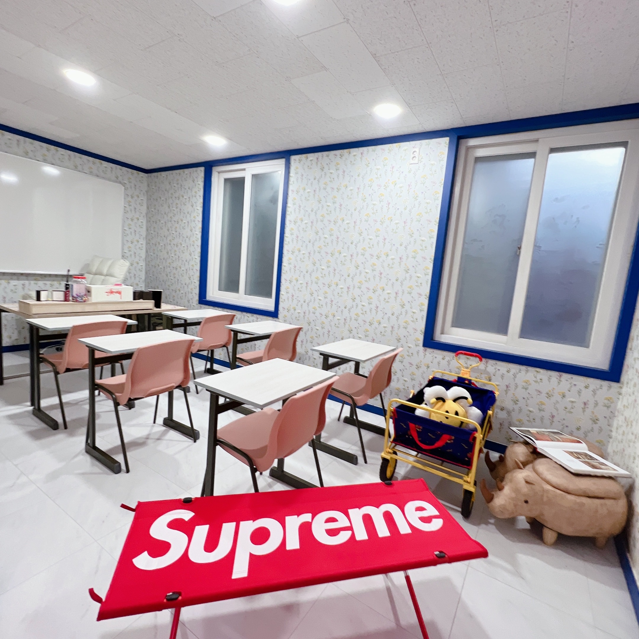 Supreme x Helinox Bench One Red - 22SS 착용 스타일 - 2