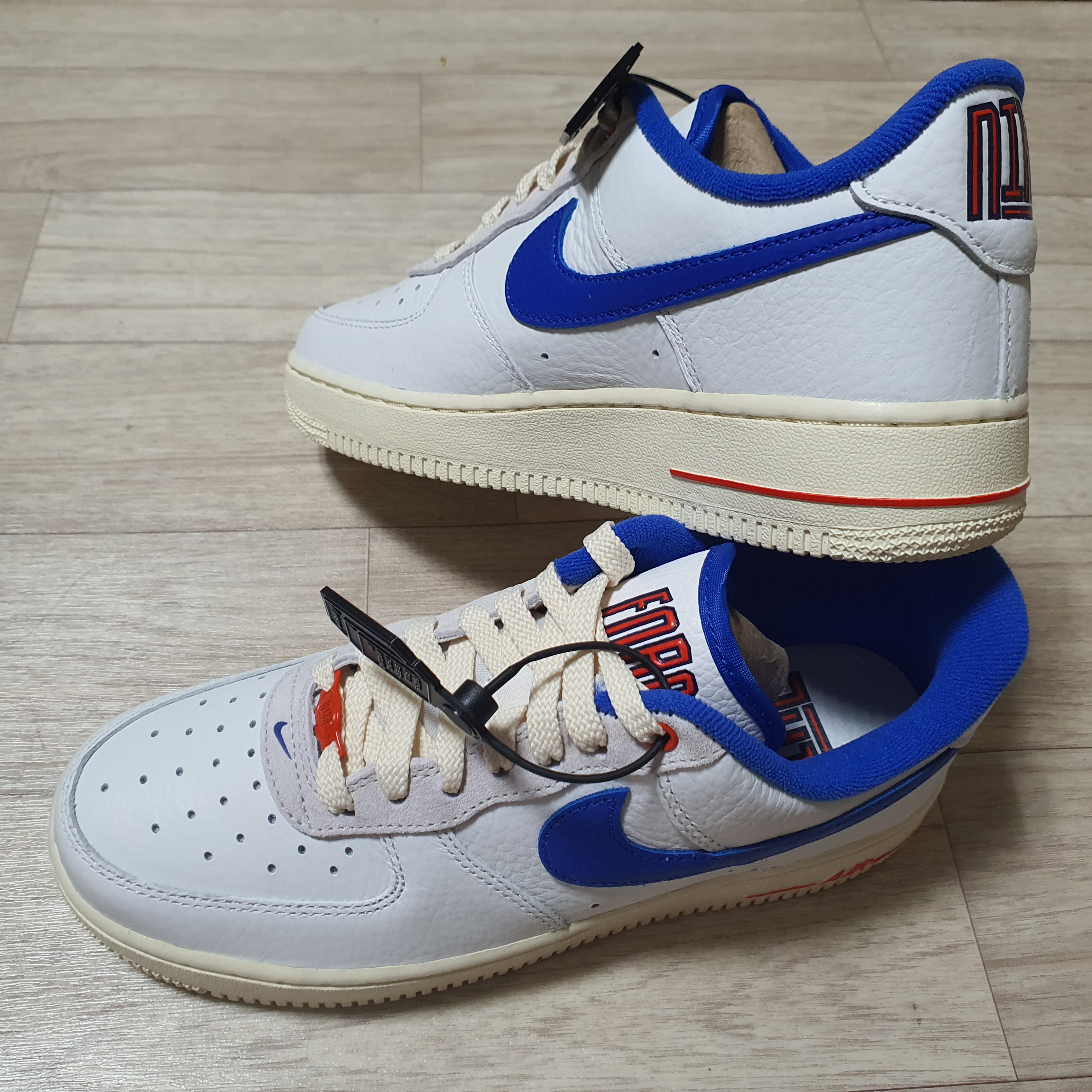 (W) Nike Air Force 1 '07 LX University Blue and Summit White 착용 스타일 - 2