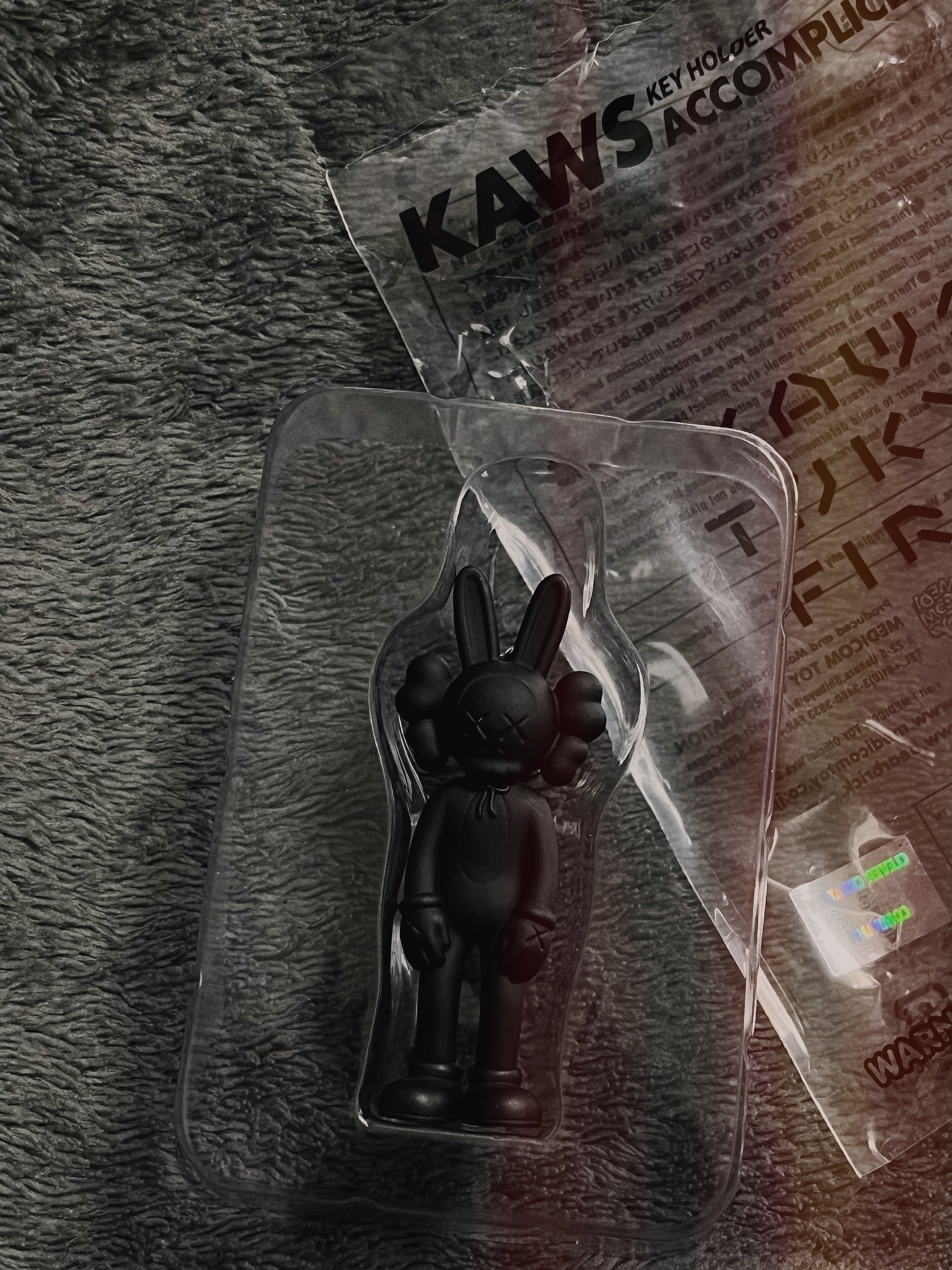 Kaws Tokyo First Accomplice Keychain Black 착용 스타일