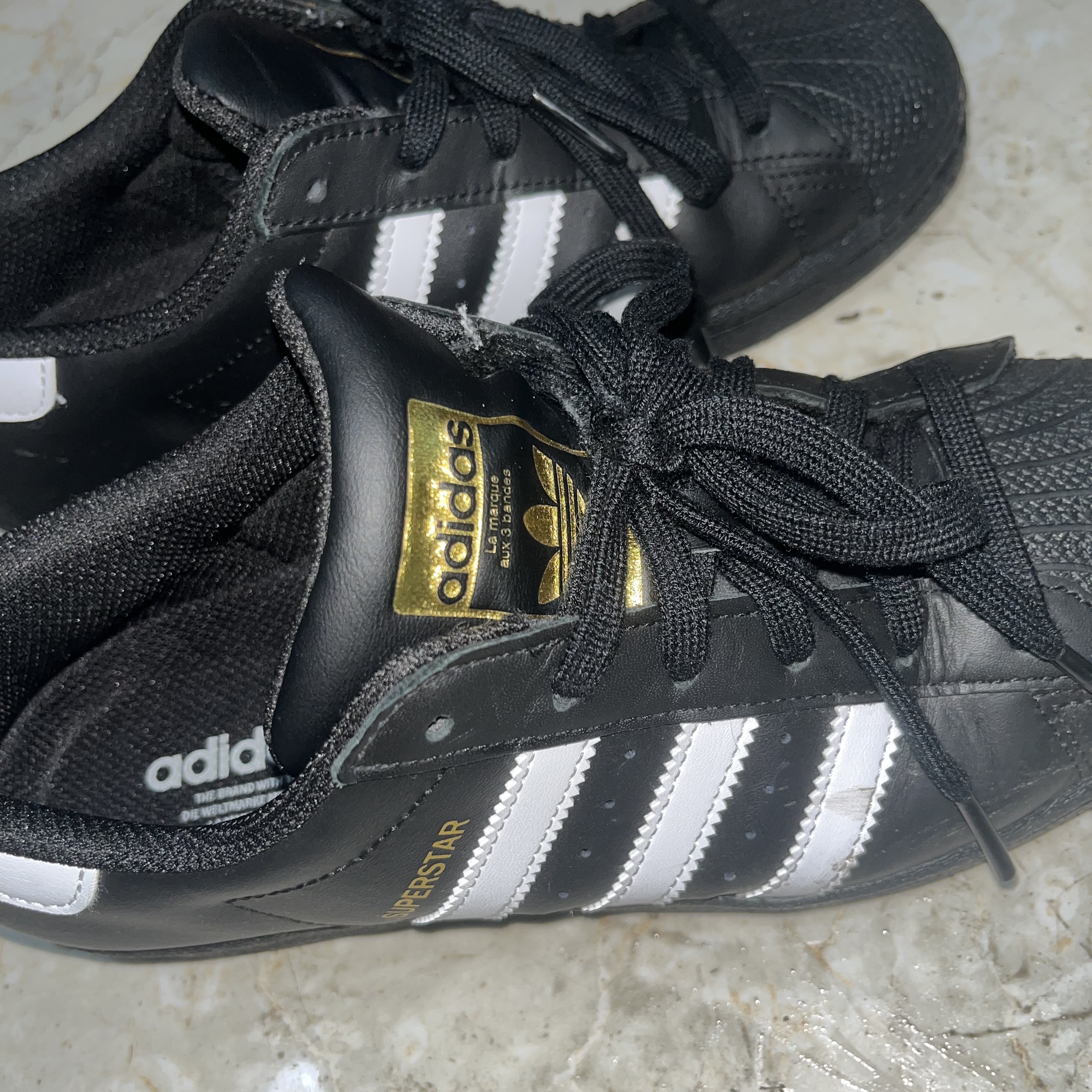 Adidas Superstar Core Black White 착용 스타일