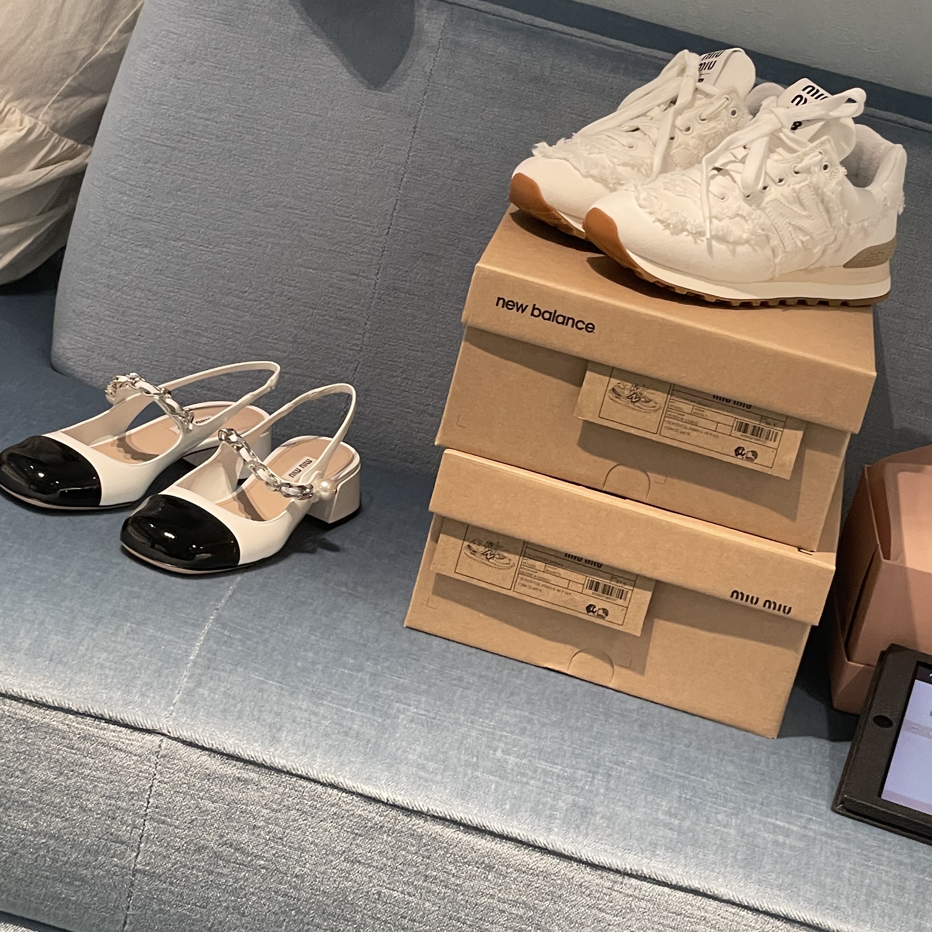 (W) New Balance x Miu Miu 574 Denim White 착용 스타일 - 2