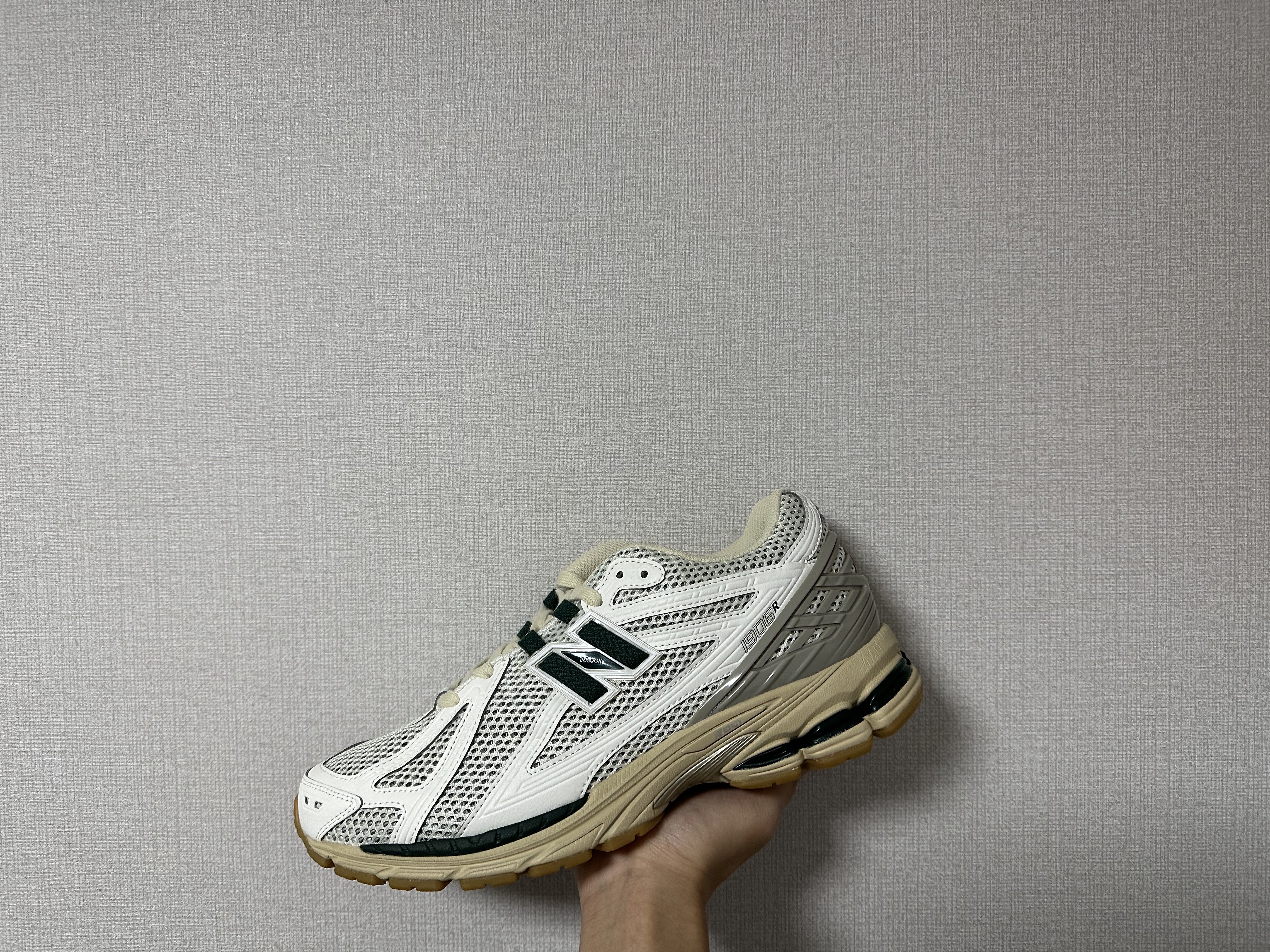 New Balance 1906R Silver Green, New Balance 1906R White Gray 착용 스타일 - 2