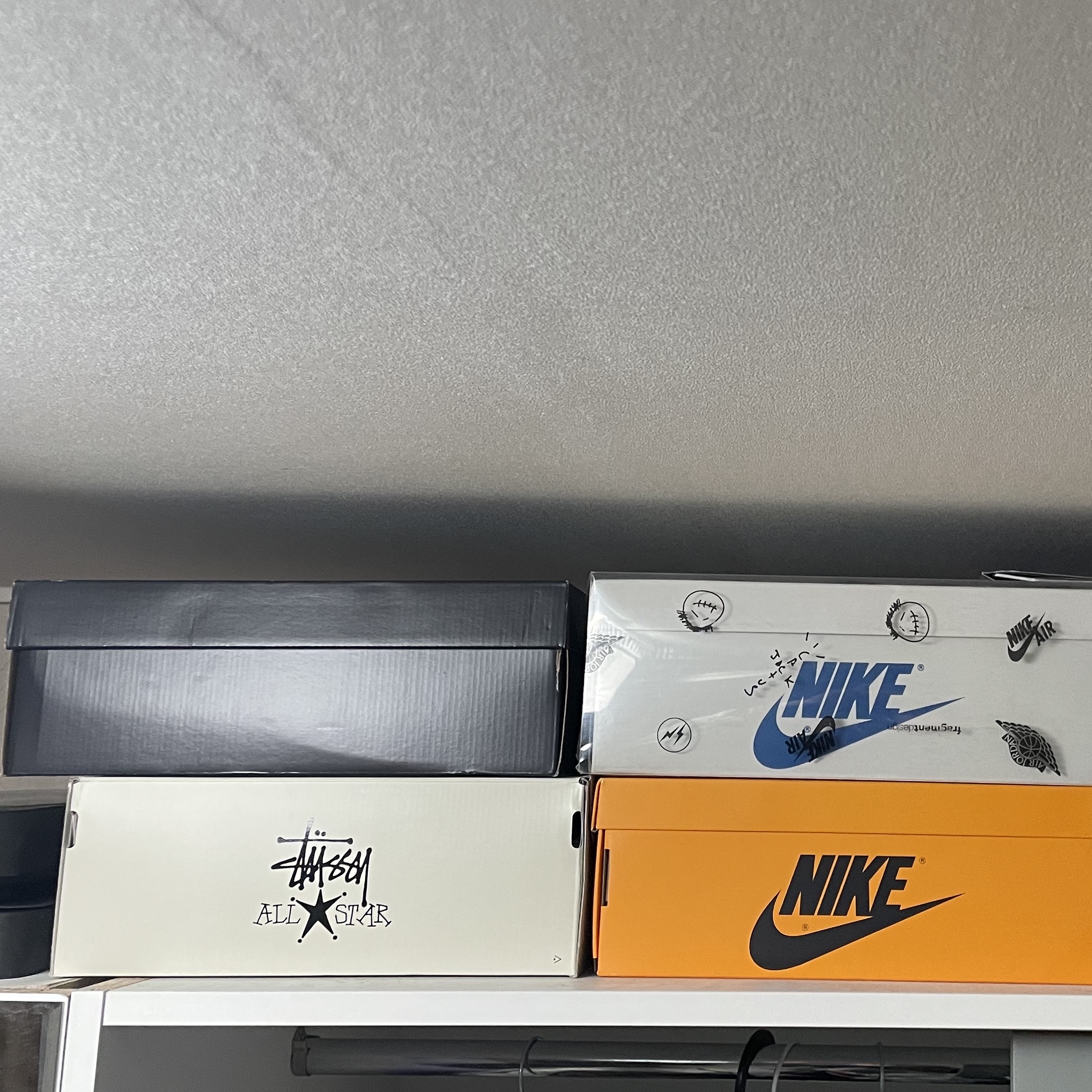 Jordan 1 Retro High OG Taxi, Converse x Stussy One Star Pro Ox 8 Ball Green 착용 스타일
