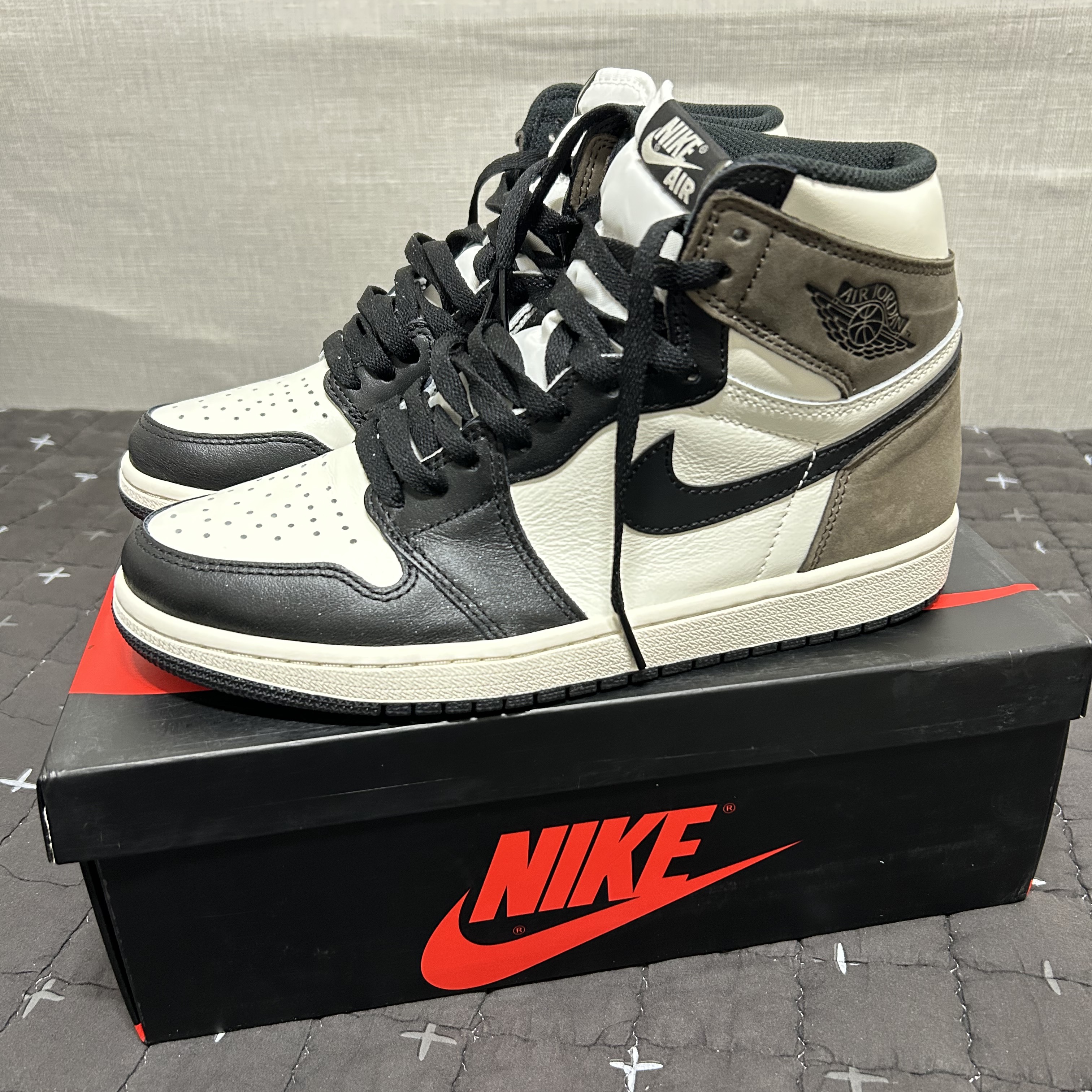 Jordan 1 Retro High OG Black Mocha 착용 스타일
