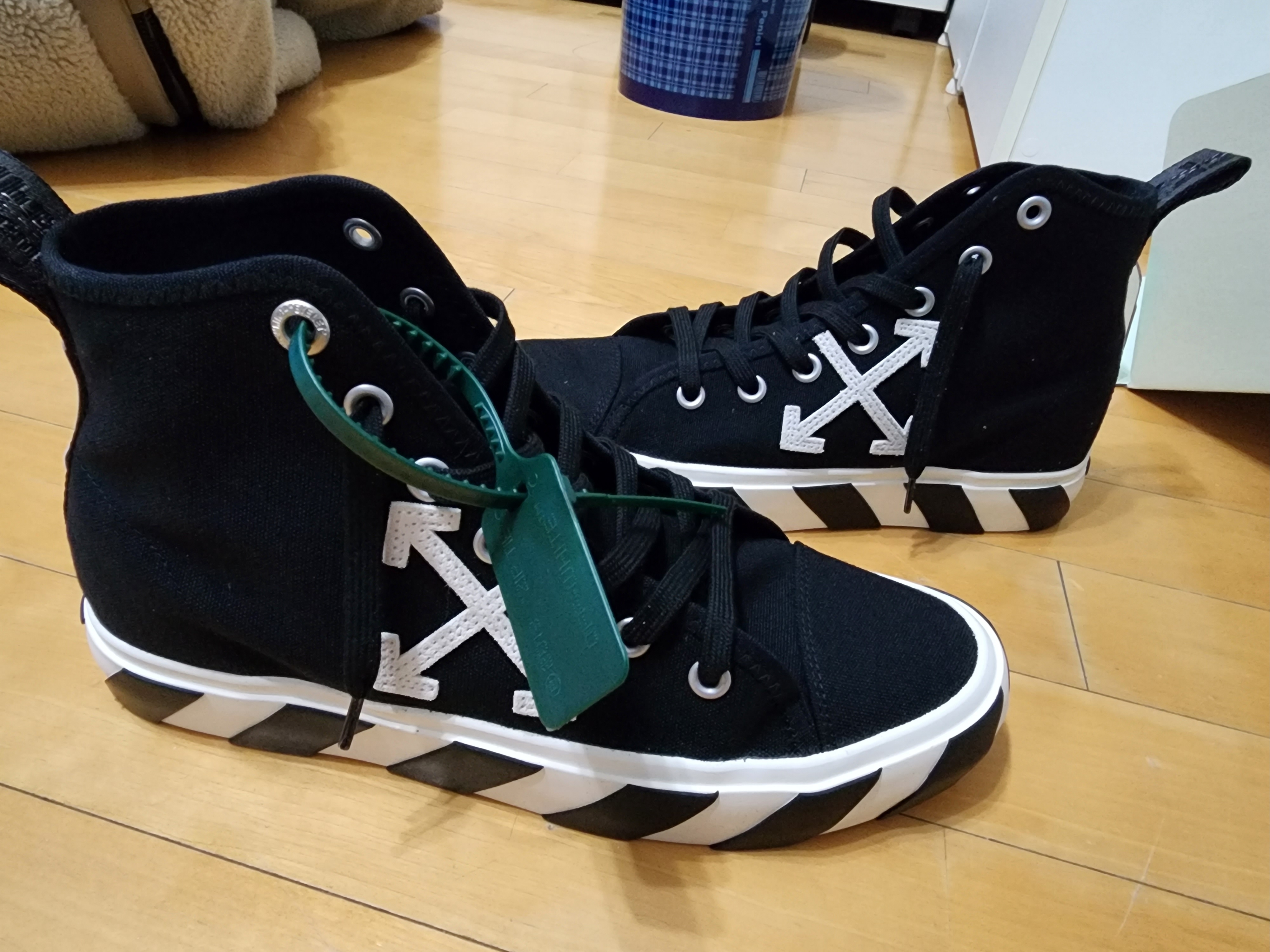 Off-White Arrow Mid Vulcanized Sneakers Black White - 22FW 착용 스타일 - 2