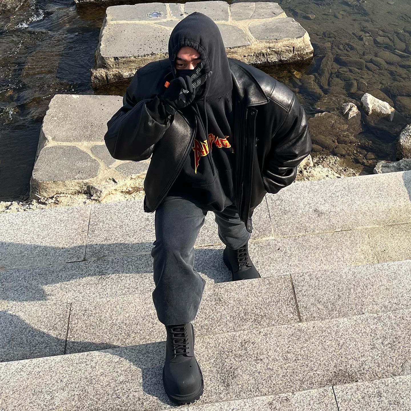 Balenciaga XL Army Boots Full Eva Black, Balenciaga Metal Oversized Hoodie Black 착용 스타일 - 1