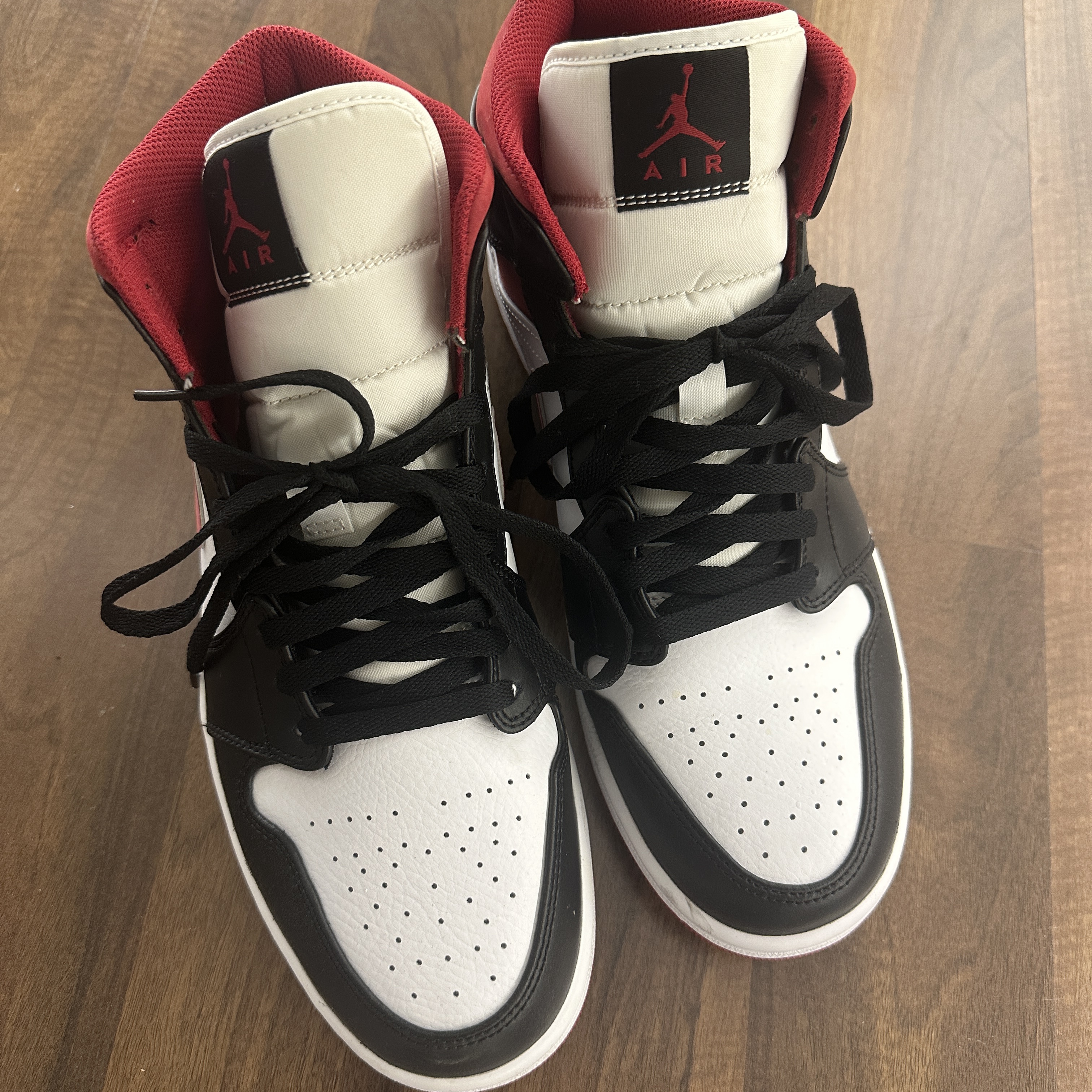 Jordan 1 Mid Gym Red Black White 착용 스타일 - 2
