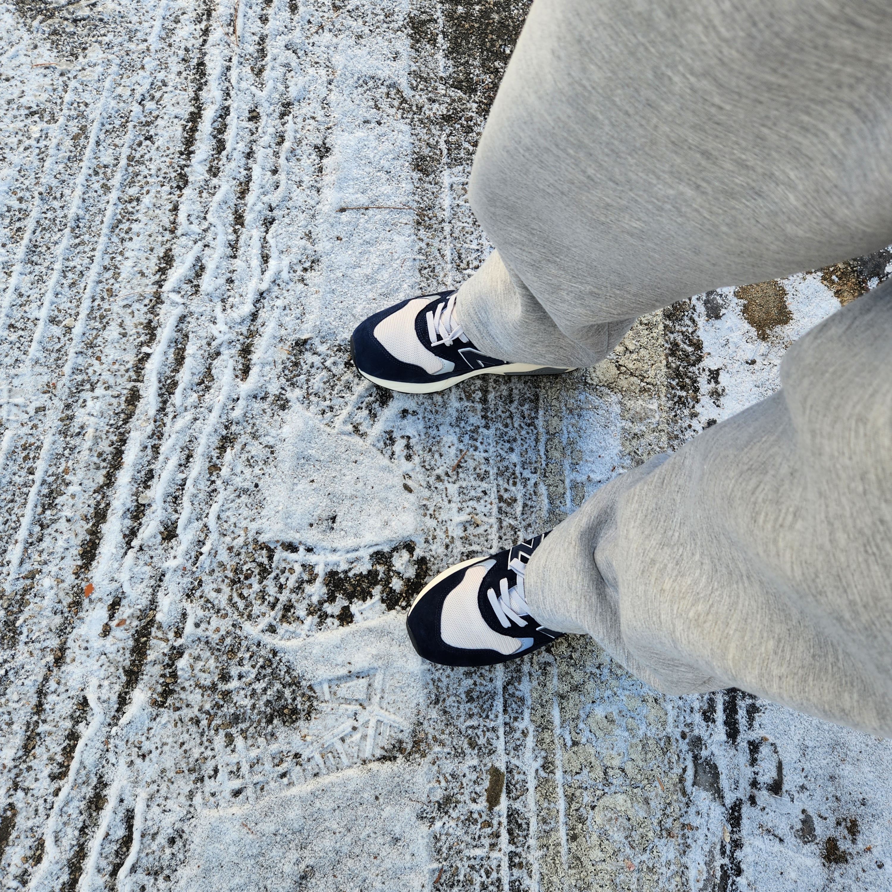 New Balance 580 Navy Cream 착용 스타일 - 5