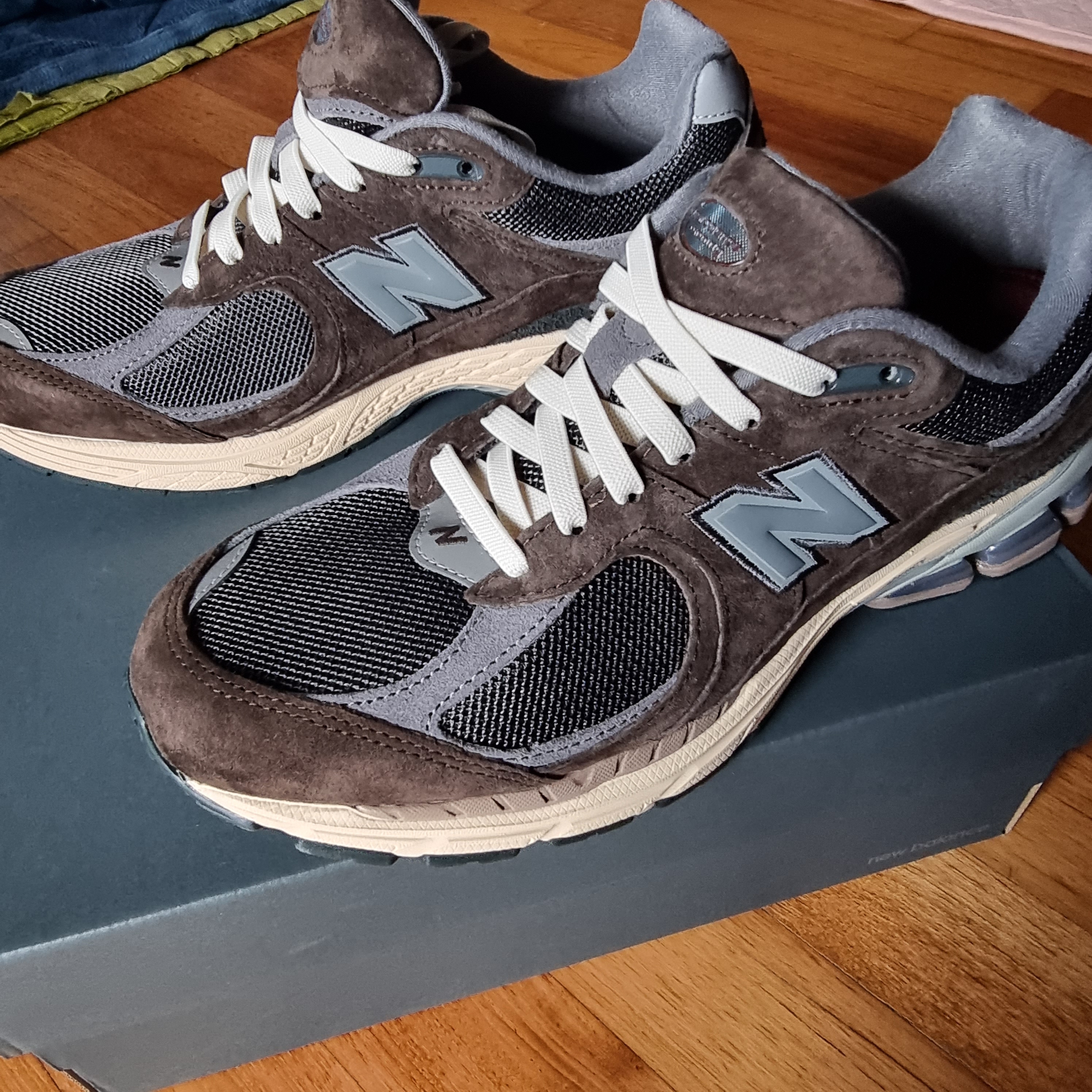 New Balance 2002R Rich Earth Blacktop 착용 스타일