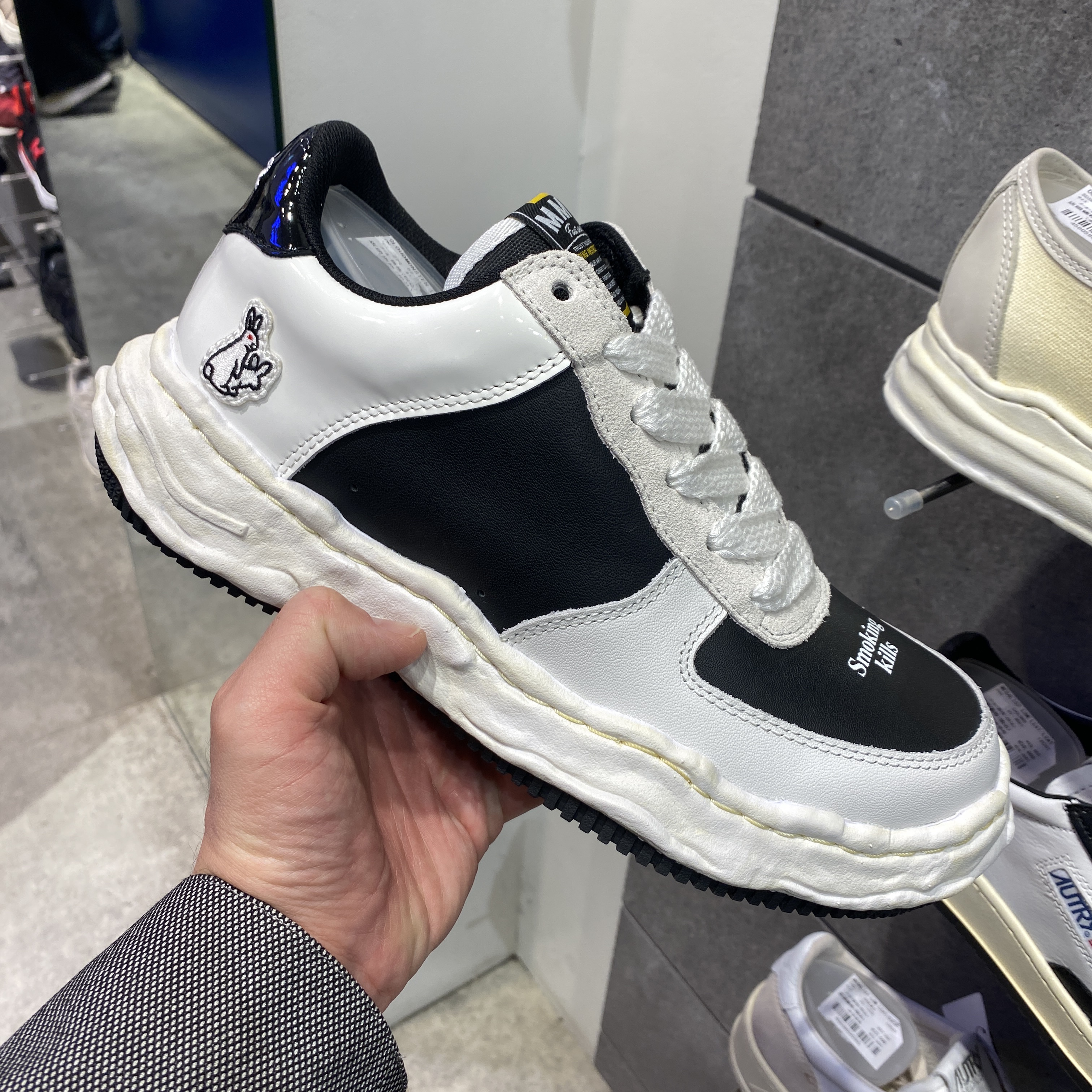Maison Mihara Yasuhiro x Atmos x FR2 Wayne OG Sole Leather Low-top Sneakers White Black 착용 스타일
