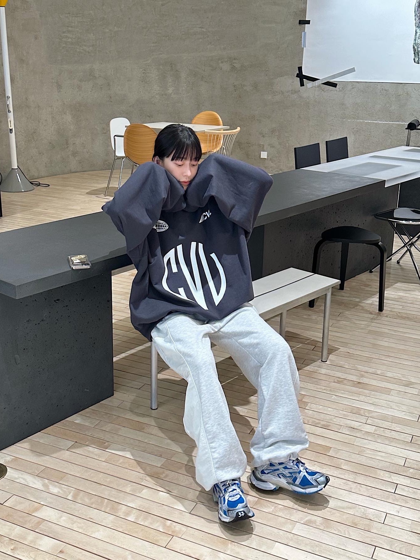 Balenciaga Runner Sneakers Blue White, Prada Cleo Brushed Leather Shoulder Bag Black 착용 스타일 - 2