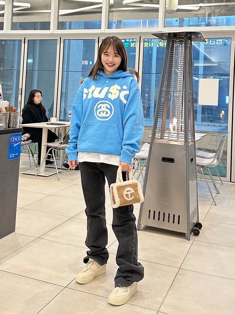 Telfar x UGG Small Shopping Bag Chestnut, Nike x Stussy Air Force 1 '07 Mid SP Fossil 착용 스타일 - 2