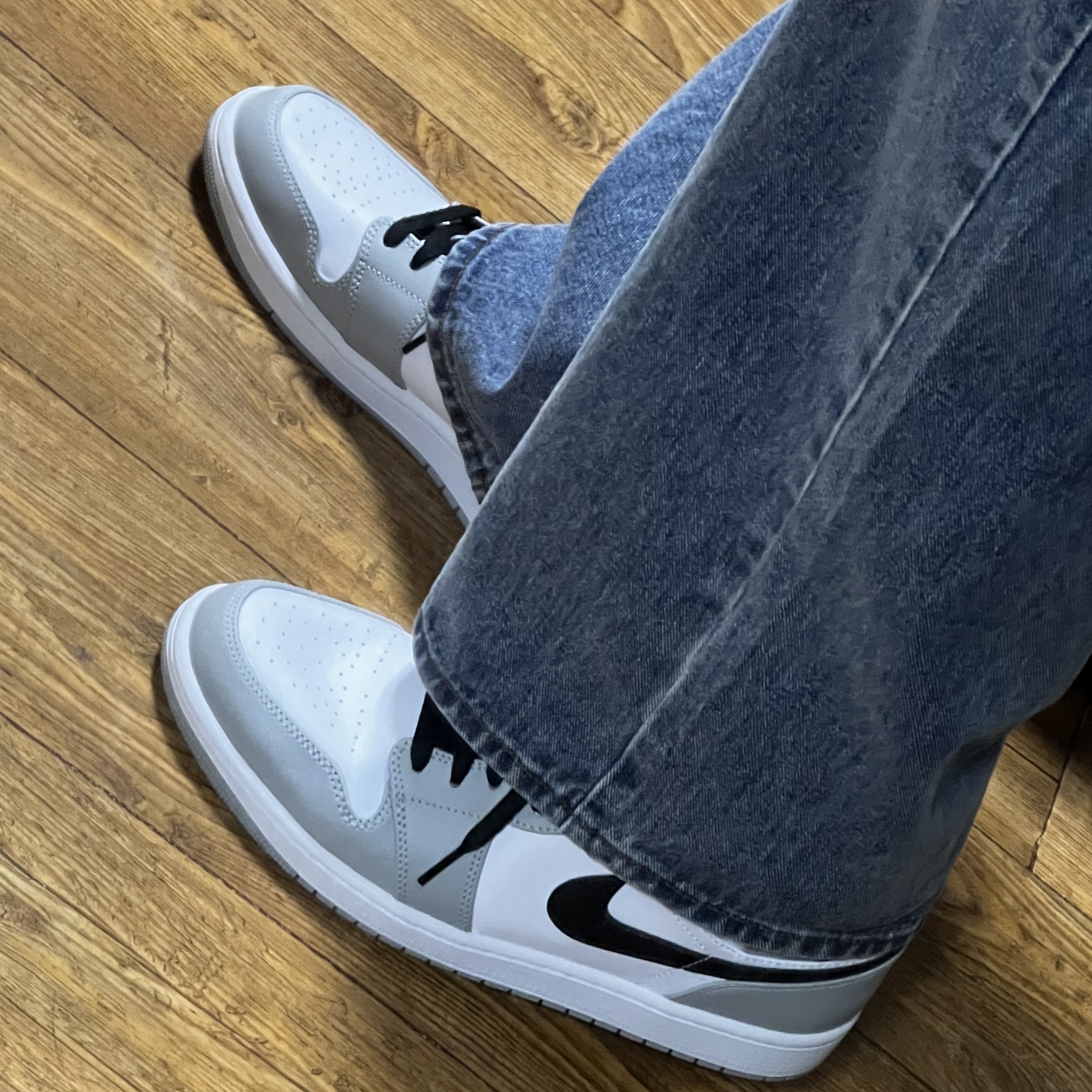 Jordan 1 Mid Light Smoke Grey 착용 스타일
