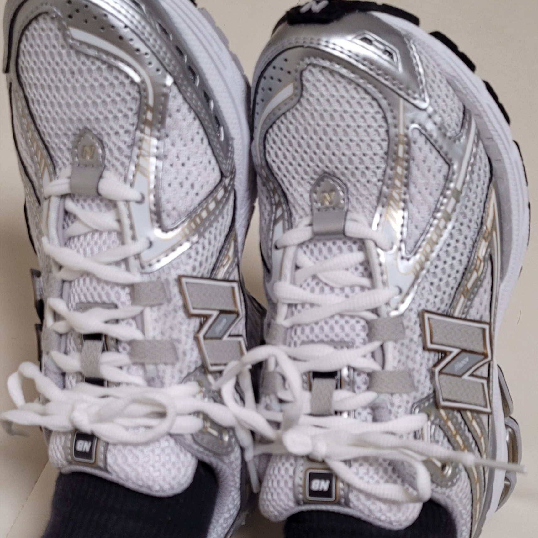 New Balance 1906R White Metallic Silver 착용 스타일